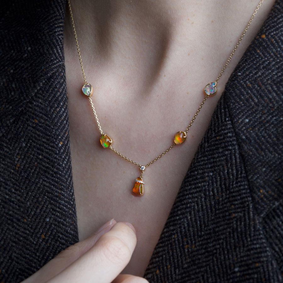 Collier d'opale de feu mexicaine à cinq charmes et diamant en or jaune 18 carats.


Expédition nationale gratuite par USPS First Class ! Sac ou boîte cadeau gratuit avec chaque commande !

L'opale, la reine des pierres précieuses, est l'une des plus