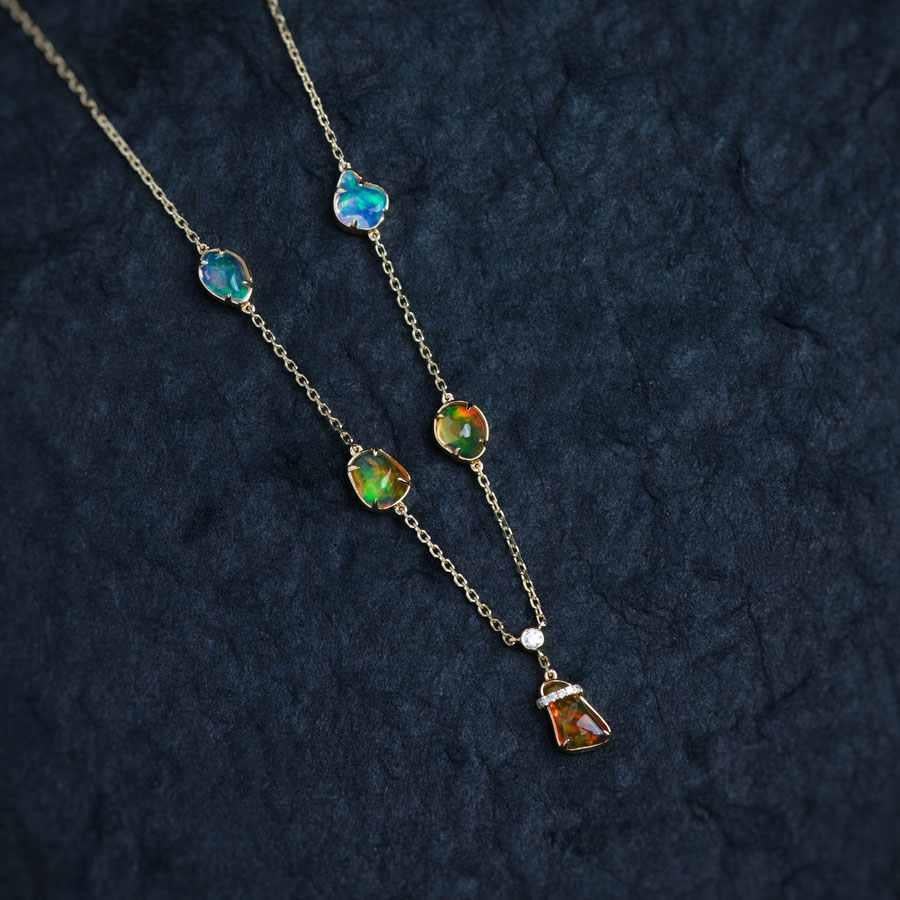 Arts and Crafts Collier élégant à cinq breloques en or jaune 18 carats avec opale du feu et diamants en vente