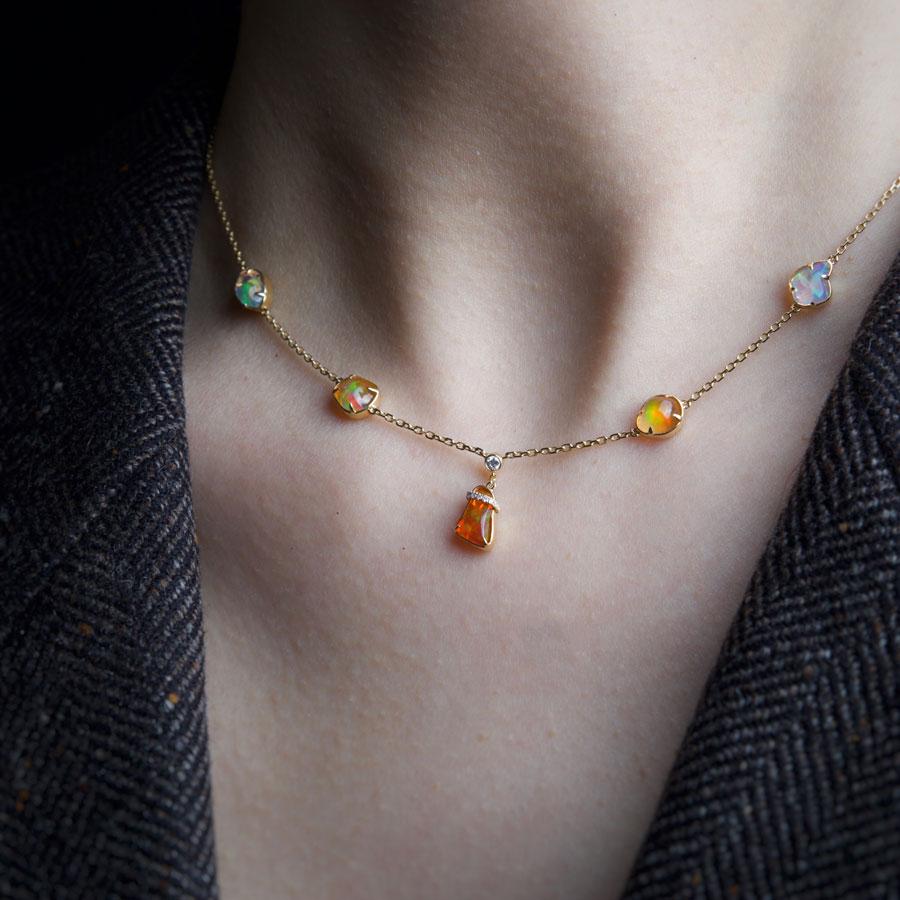 Taille brillant Collier élégant à cinq breloques en or jaune 18 carats avec opale du feu et diamants en vente