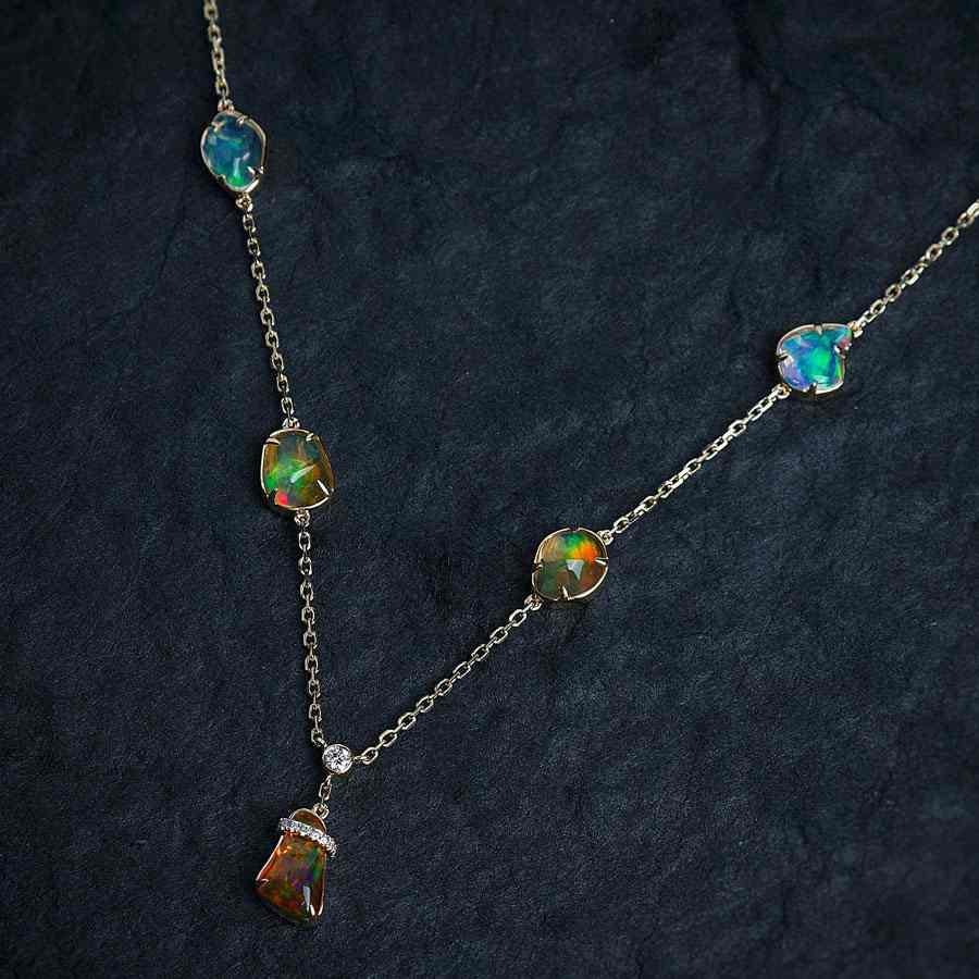 Collier élégant à cinq breloques en or jaune 18 carats avec opale du feu et diamants Neuf - En vente à Suwanee, GA