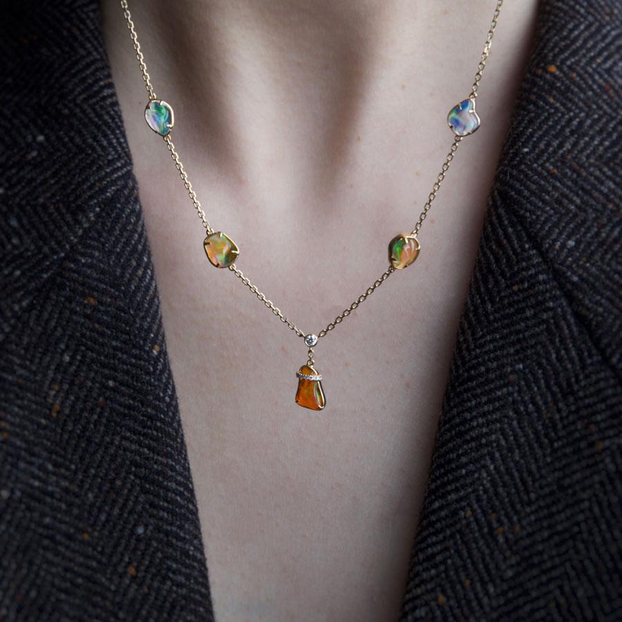 Collier élégant à cinq breloques en or jaune 18 carats avec opale du feu et diamants Unisexe en vente
