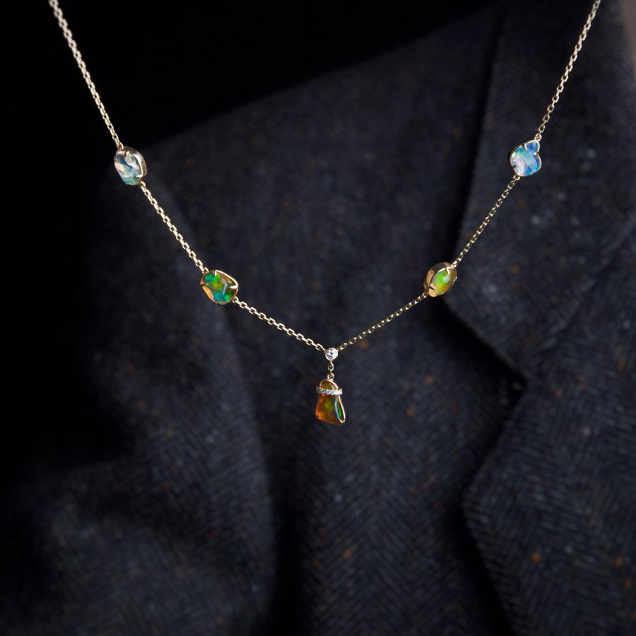 Collier élégant à cinq breloques en or jaune 18 carats avec opale du feu et diamants en vente 1