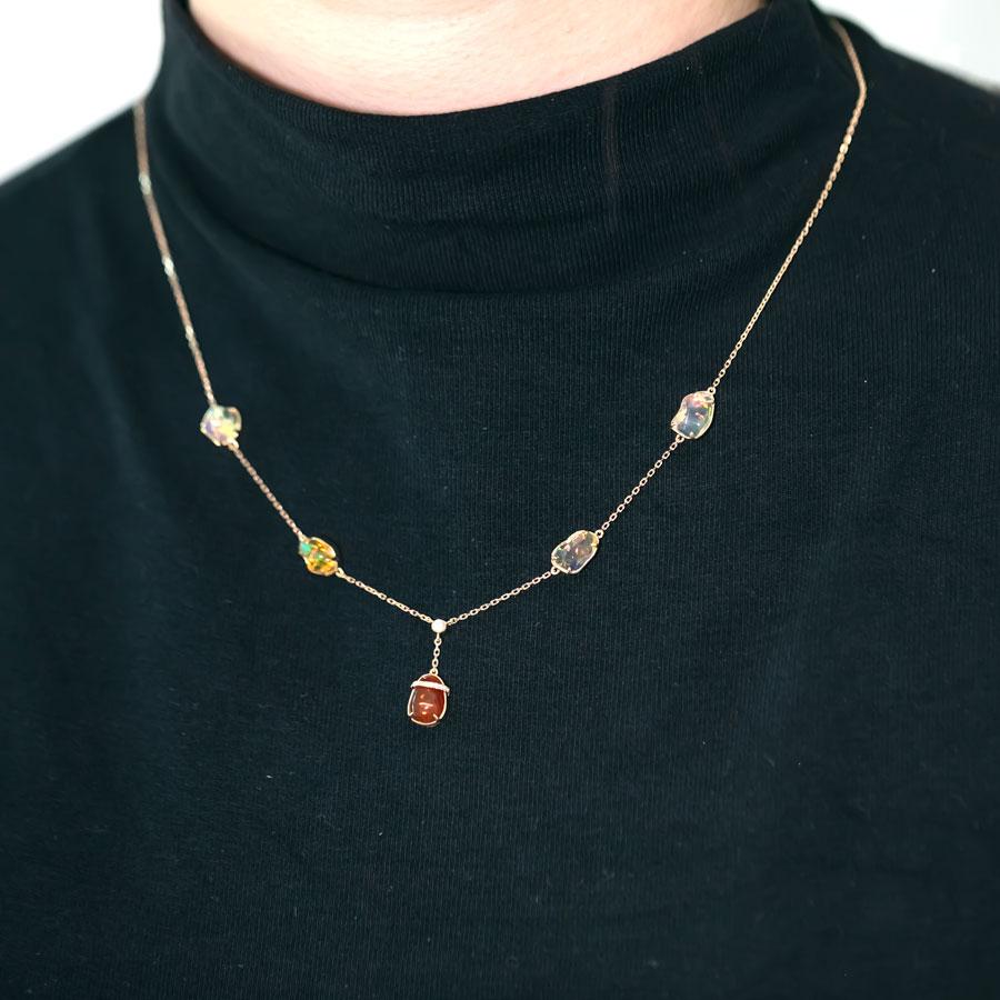 Arts and Crafts Elegante collana con cinque charme di opale di fuoco messicano e diamanti in oro giallo 18 carati in vendita