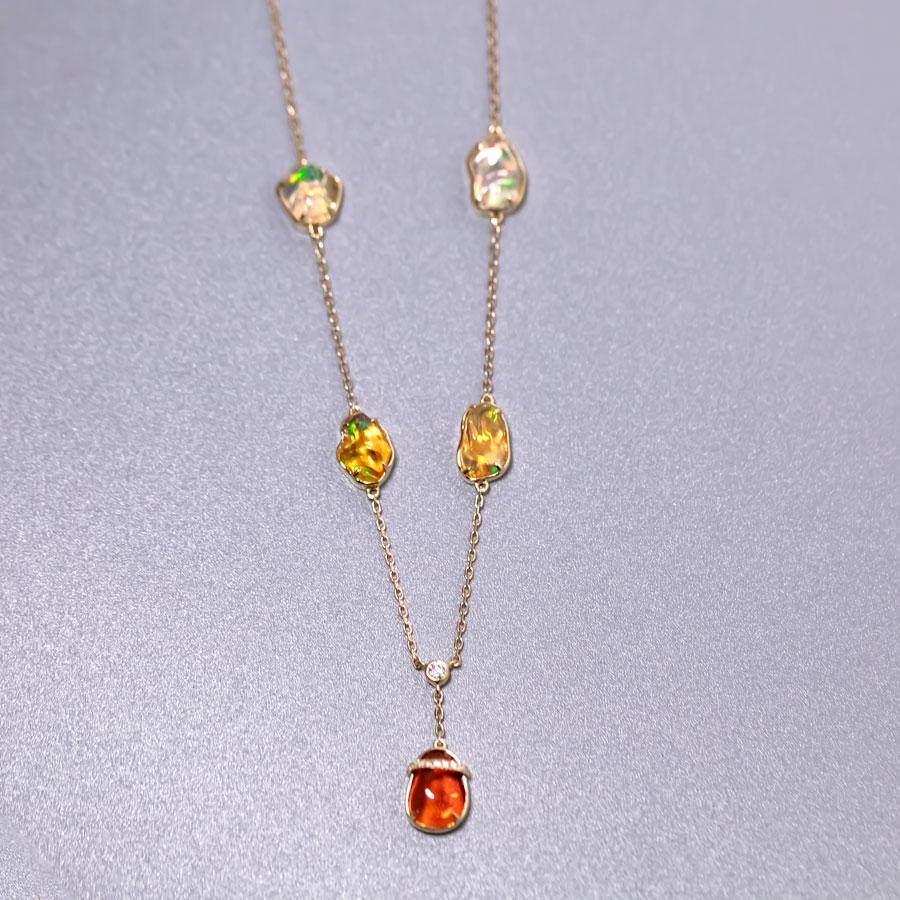 Elegante collana con cinque charme di opale di fuoco messicano e diamanti in oro giallo 18 carati In condizioni Nuovo in vendita a Suwanee, GA