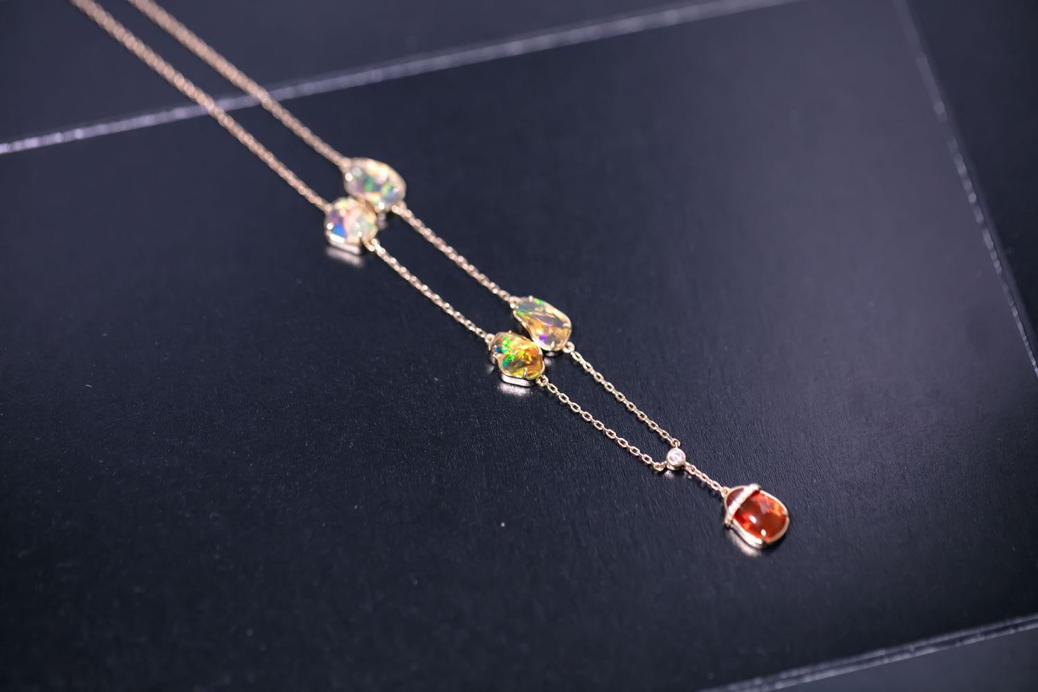 Donna Elegante collana con cinque charme di opale di fuoco messicano e diamanti in oro giallo 18 carati in vendita