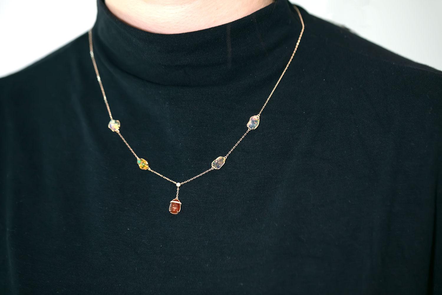 Elegante collana con cinque charme di opale di fuoco messicano e diamanti in oro giallo 18 carati in vendita 1
