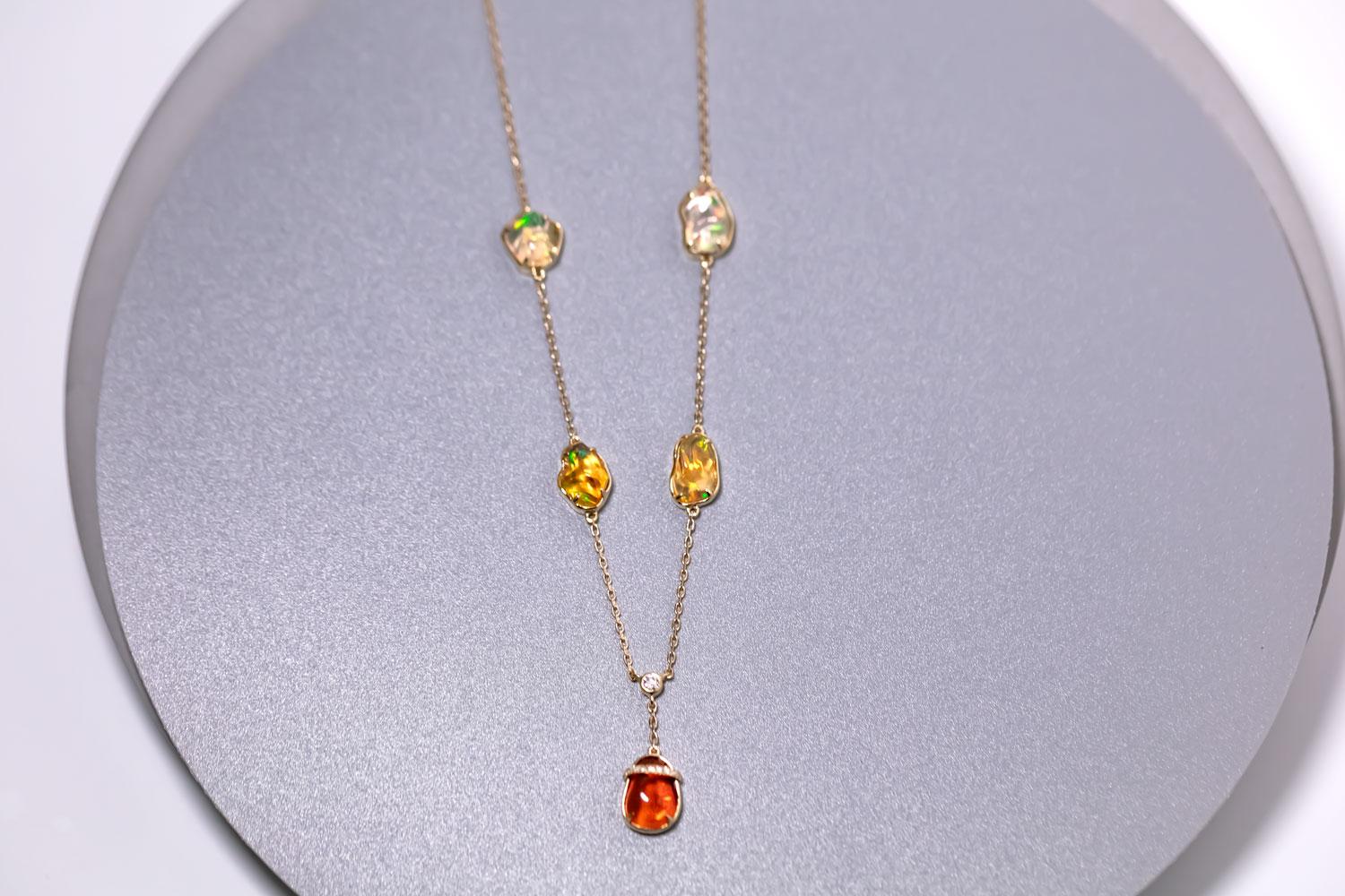 Elegante collana con cinque charme di opale di fuoco messicano e diamanti in oro giallo 18 carati in vendita 2