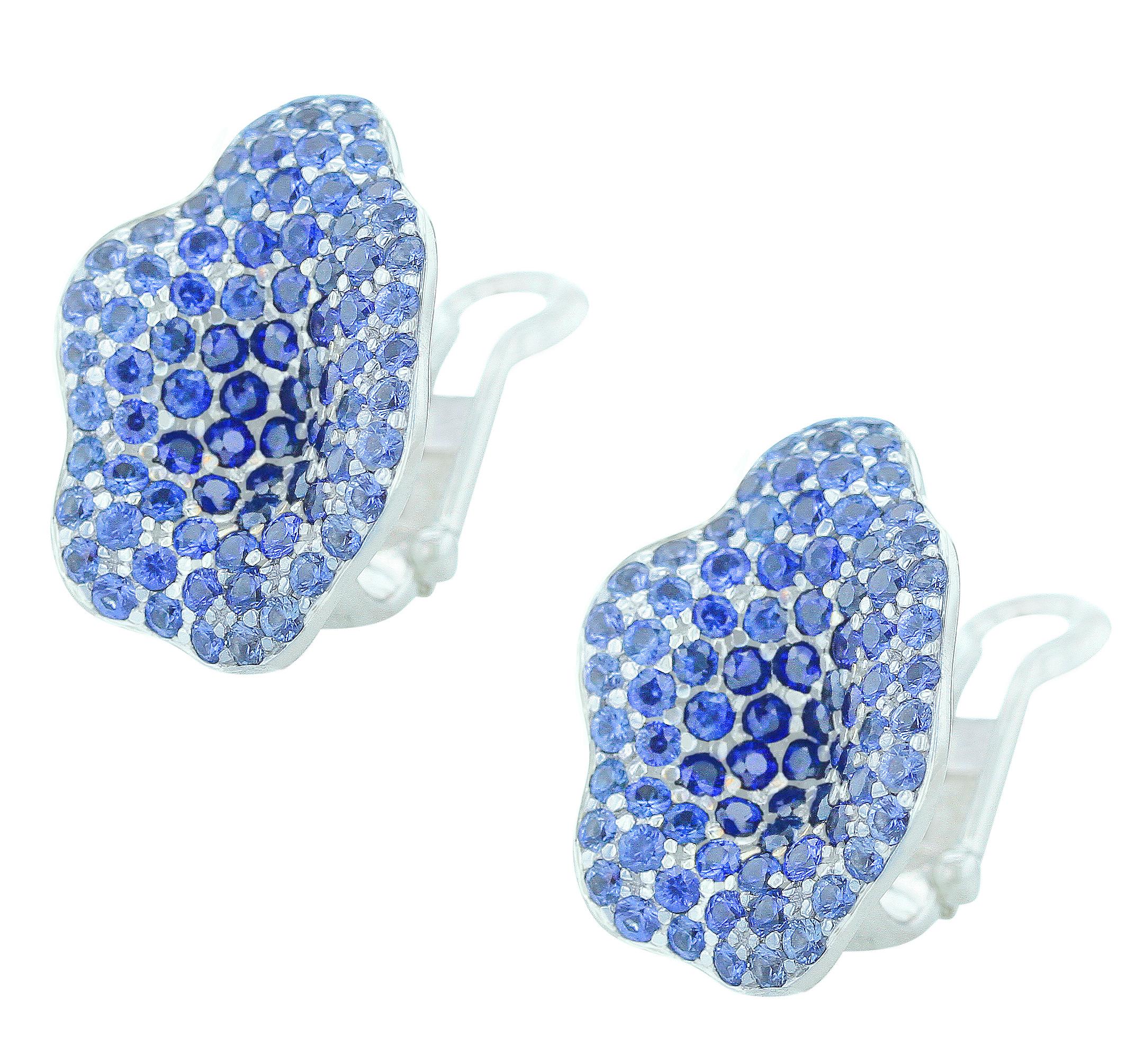 Stylish Floral Blue Sapphire Earrings, 18 Karat White Gold Part of Jewelry Set In Excellent Condition In New York, NY