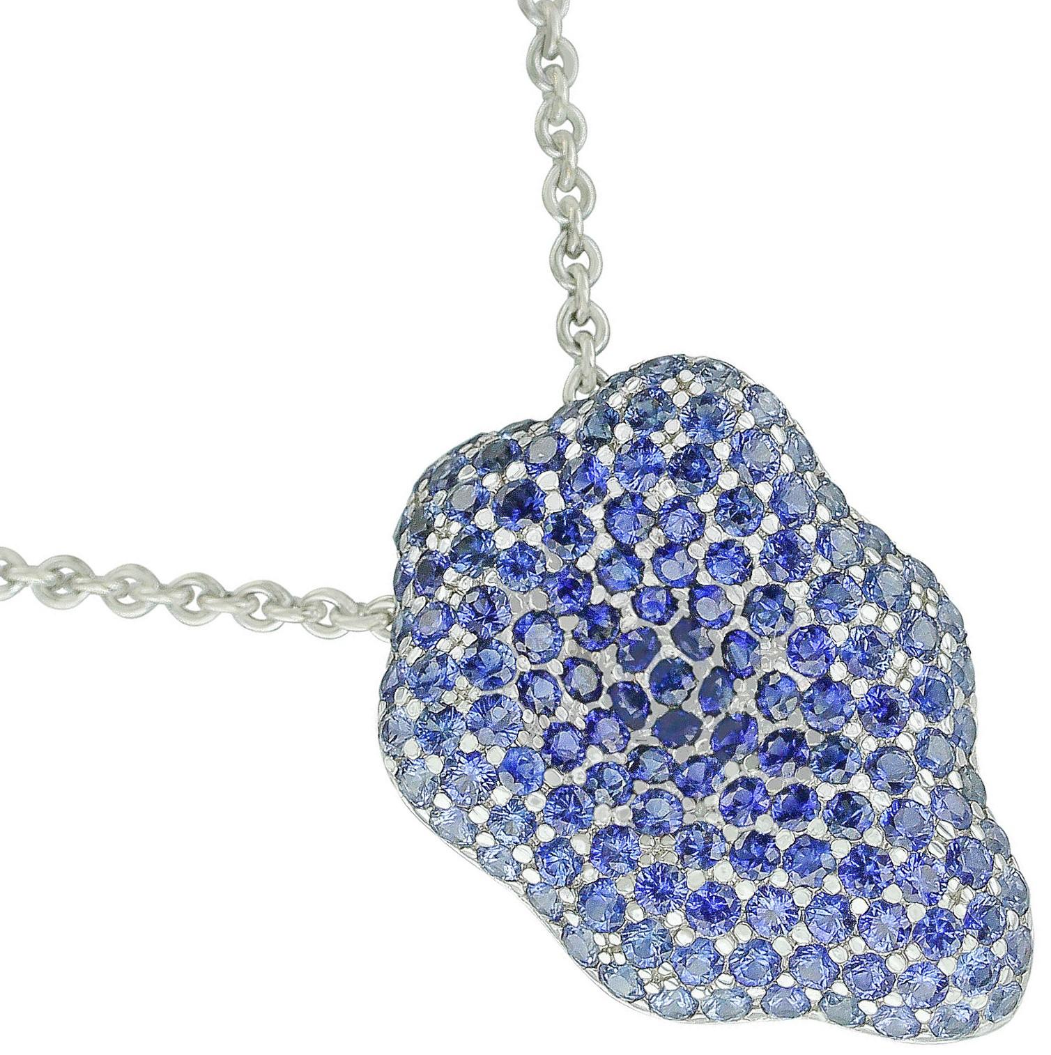 Stylish Floral Blue Sapphire Pendant, 18 Karat White Gold Part of Jewelry Set In Excellent Condition In New York, NY