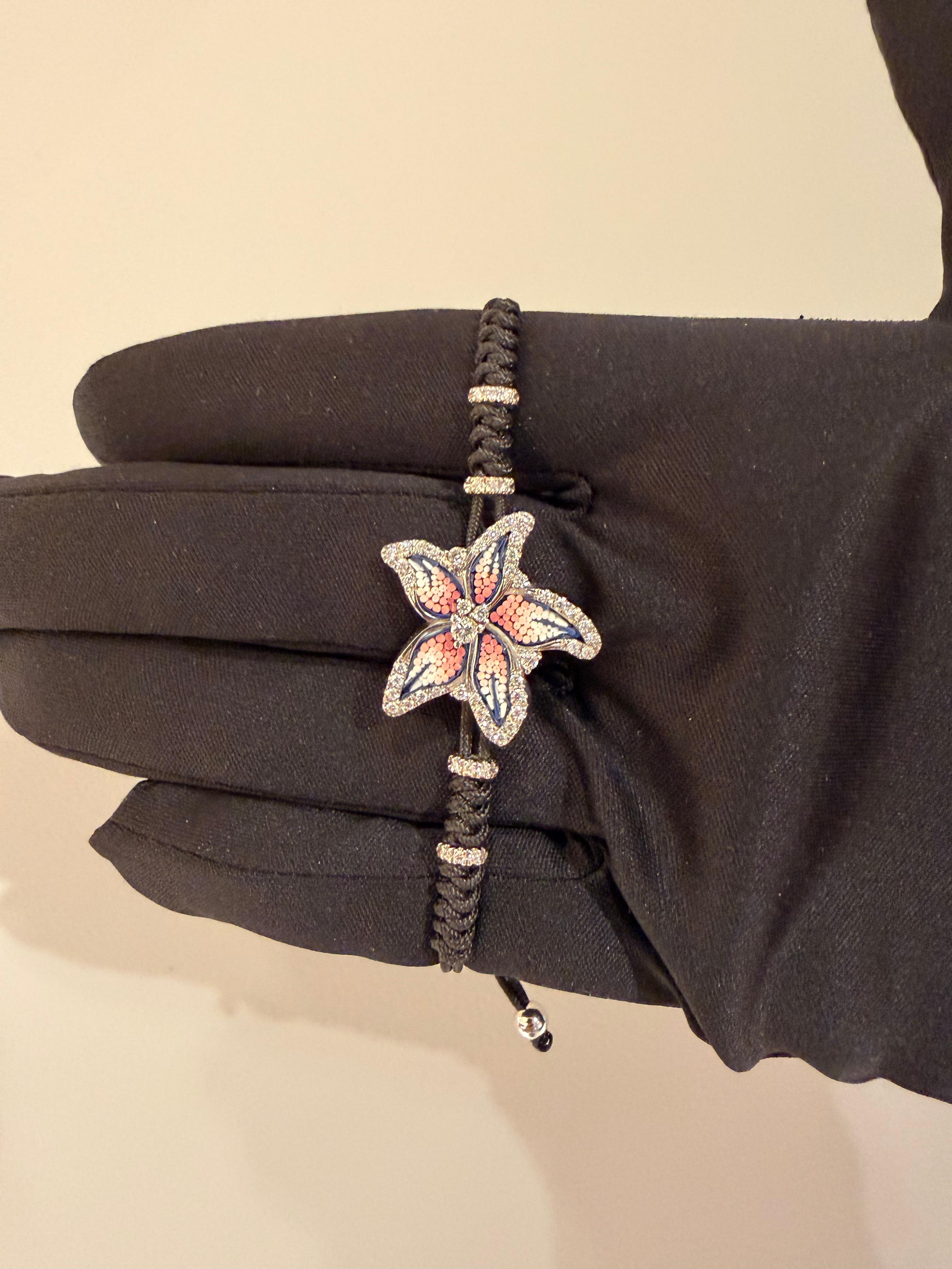 Les artistes de la micro-mosaïque ont tissé à la main de minuscules tiges d'émail vénitien obtenues par la fusion à haute température de neuf couleurs de base avec de la poussière de diamant, réalisant ainsi des combinaisons infinies de tons et de