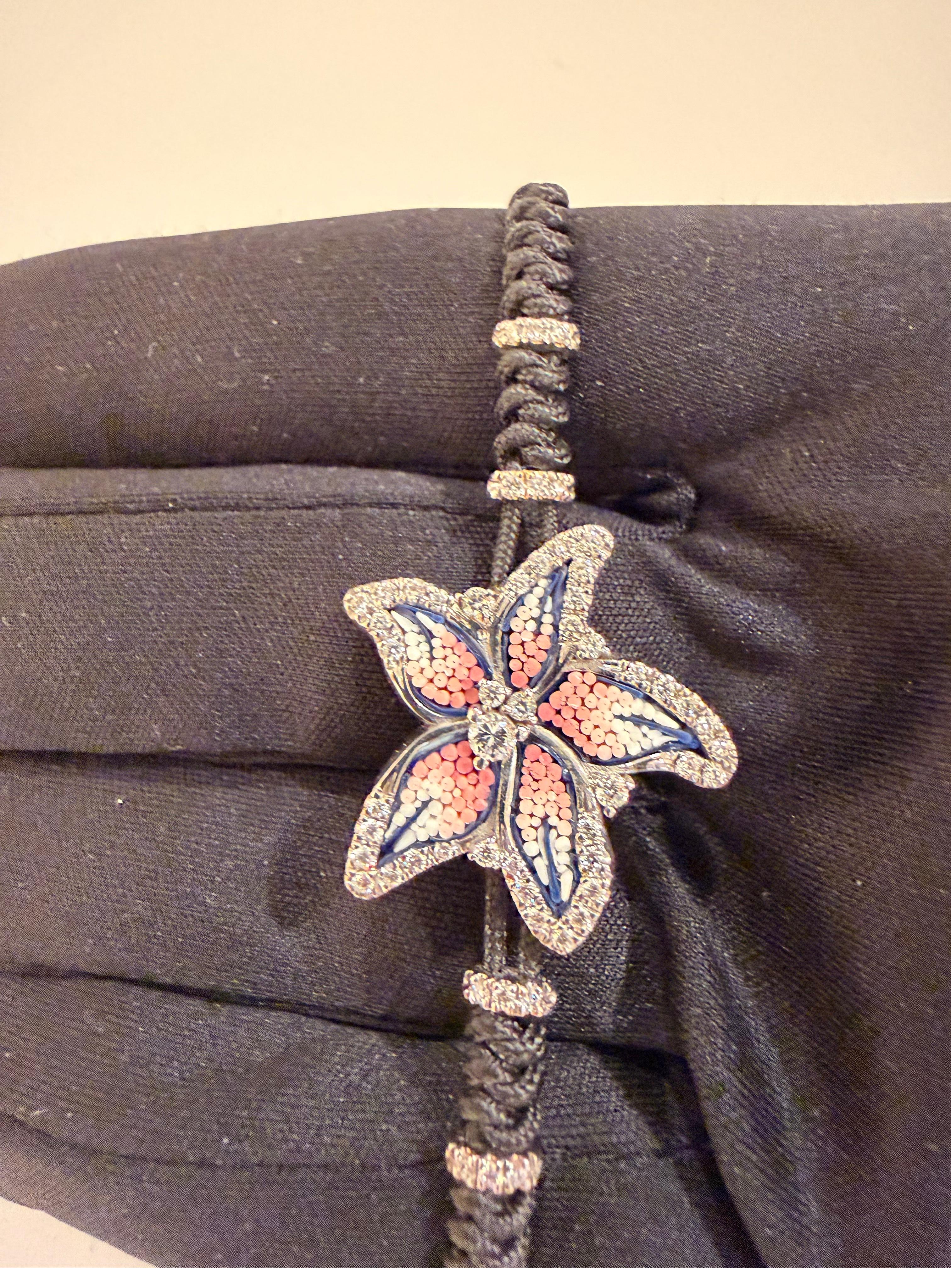 Contemporain Bracelet élégant à fleurs en or blanc avec micro-mosaïque décorée à la main et diamants blancs en vente