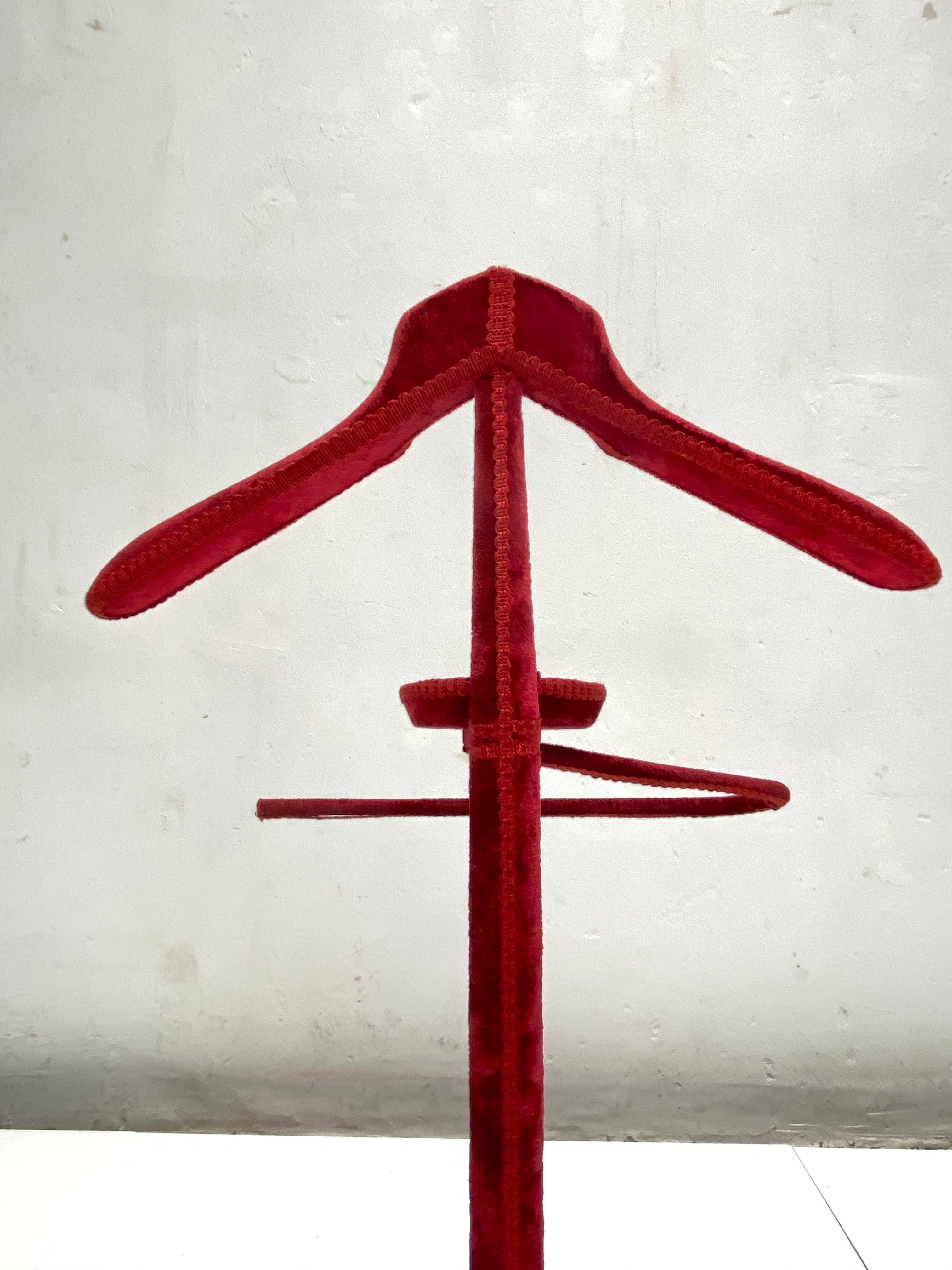 A stylish 1960s Italian DressBoy or valet stand upholstered in its original red velvet upholstery

Most likely it was produced by Reguitti Italy in the 1960s but unfortunately we can't find any manufacturing markings

A lot of craftsmanship went