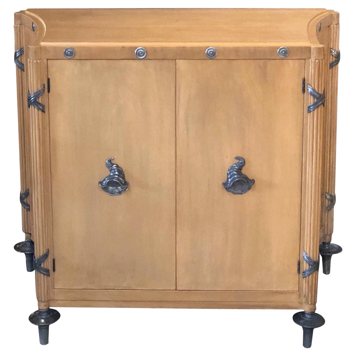 Élégante armoire française des années 1940 en sycomore à 2 portes avec montures en étain