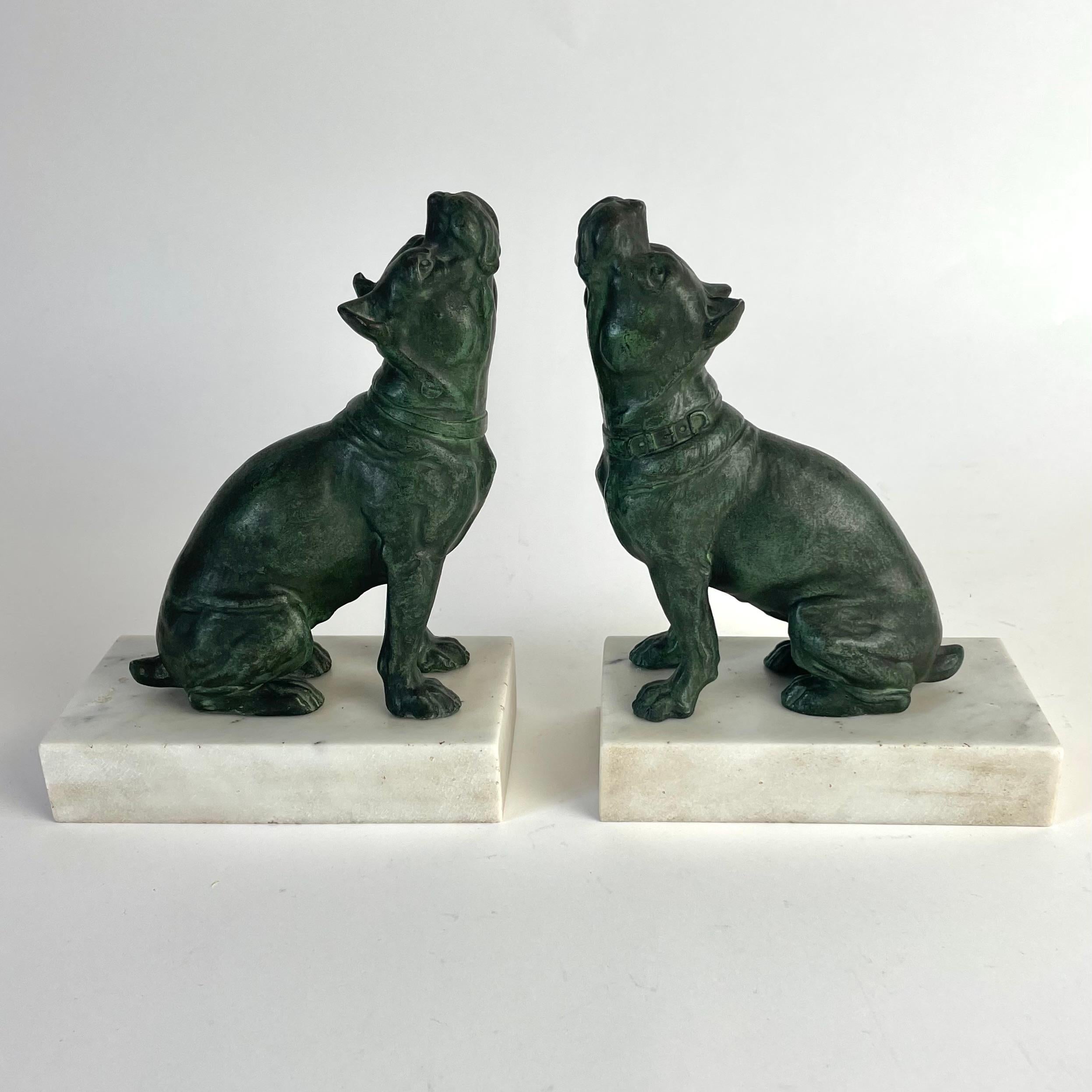 

Elegante fermalibri francese con mastini - Art Deco, anni '20-'30

Un'elegante coppia di fermalibri francesi in spelta, raffiguranti mastini seduti con una posizione fiera e un'espressione potente. Le figure presentano una splendida patina verde e