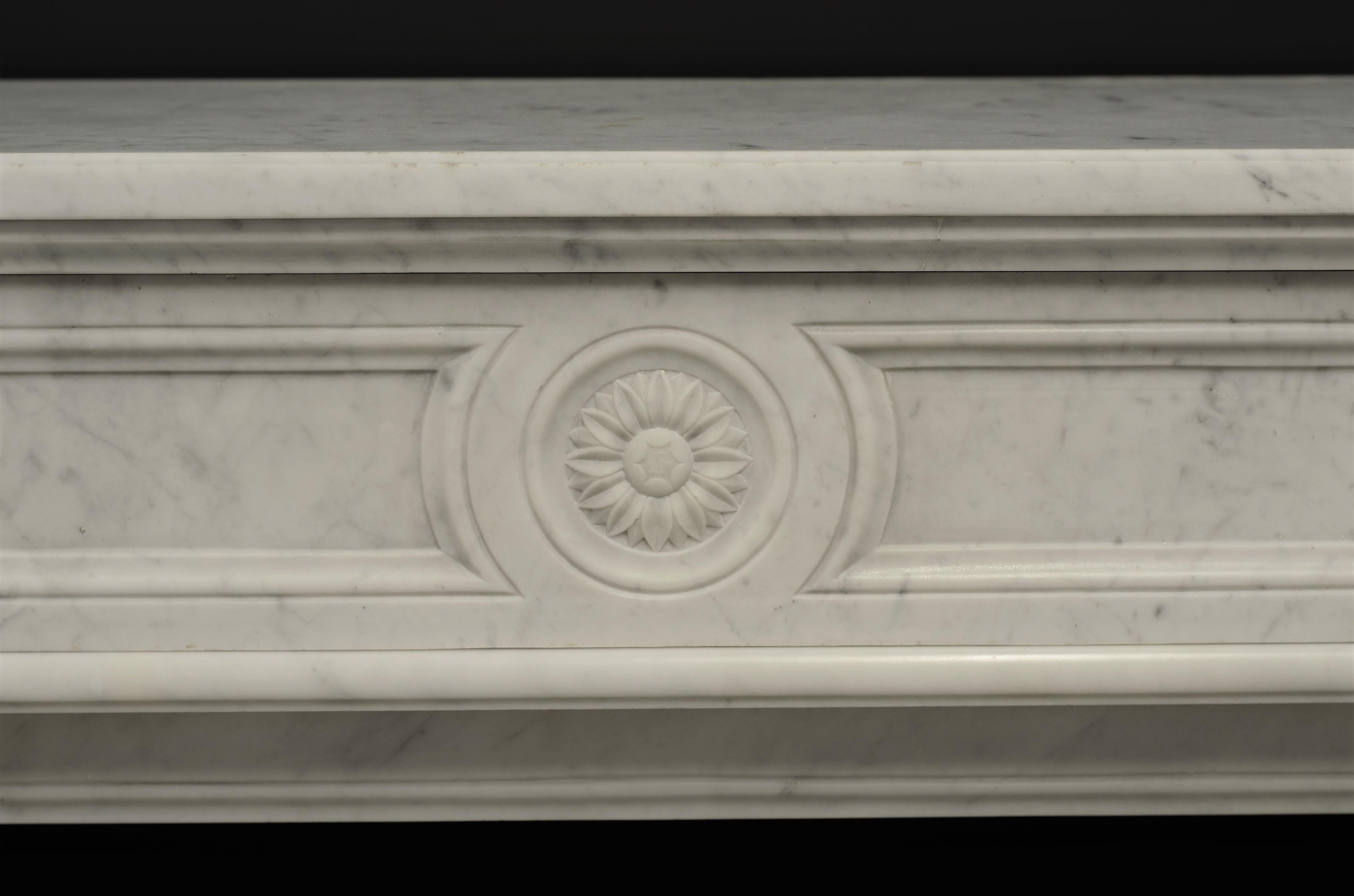 Stylish French Louis XVI Fireplace in Carrara White Marble In Good Condition In Haarlem, Noord-Holland