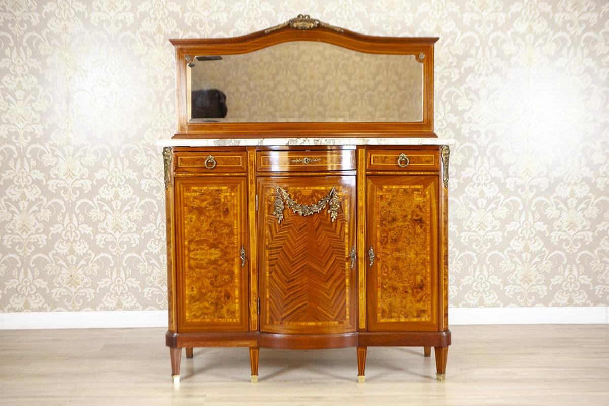 Elegante buffet francese in mogano con specchio, fine XIX secolo

Eleva i tuoi interni con questo eccezionale buffet francese, uno straordinario esempio di artigianato della fine del XIX secolo ispirato all'opulenza del design Luigi XV.

Questo
