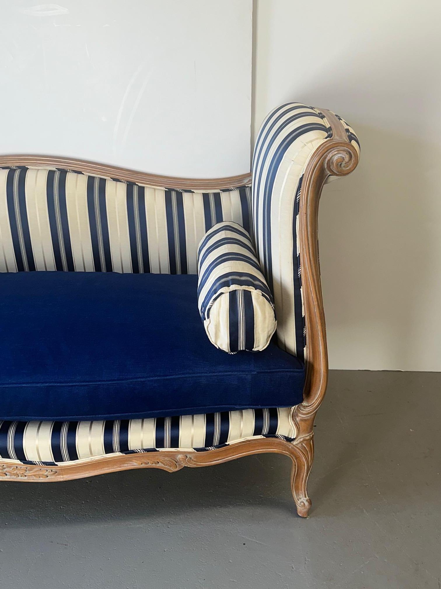 Fauteuil de style français en bois cérusé avec revêtement bleu et blanc mis à jour 3