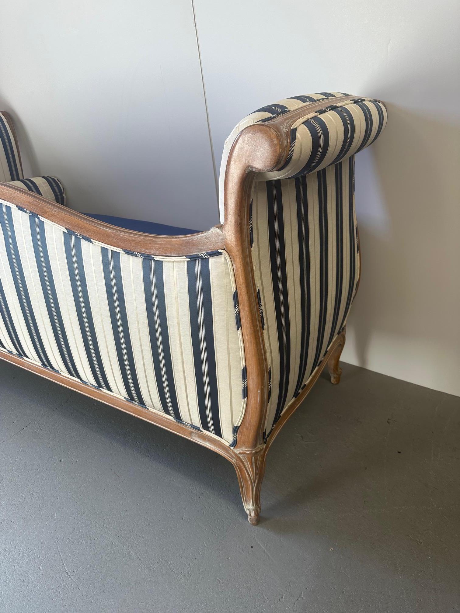 Fauteuil de style français en bois cérusé avec revêtement bleu et blanc mis à jour 4