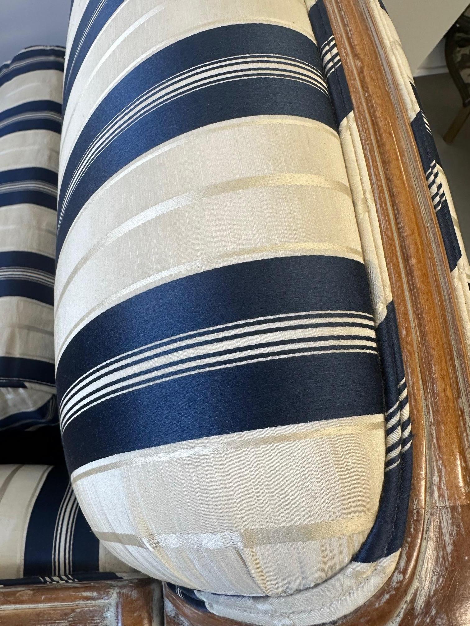 Fauteuil de style français en bois cérusé avec revêtement bleu et blanc mis à jour 5