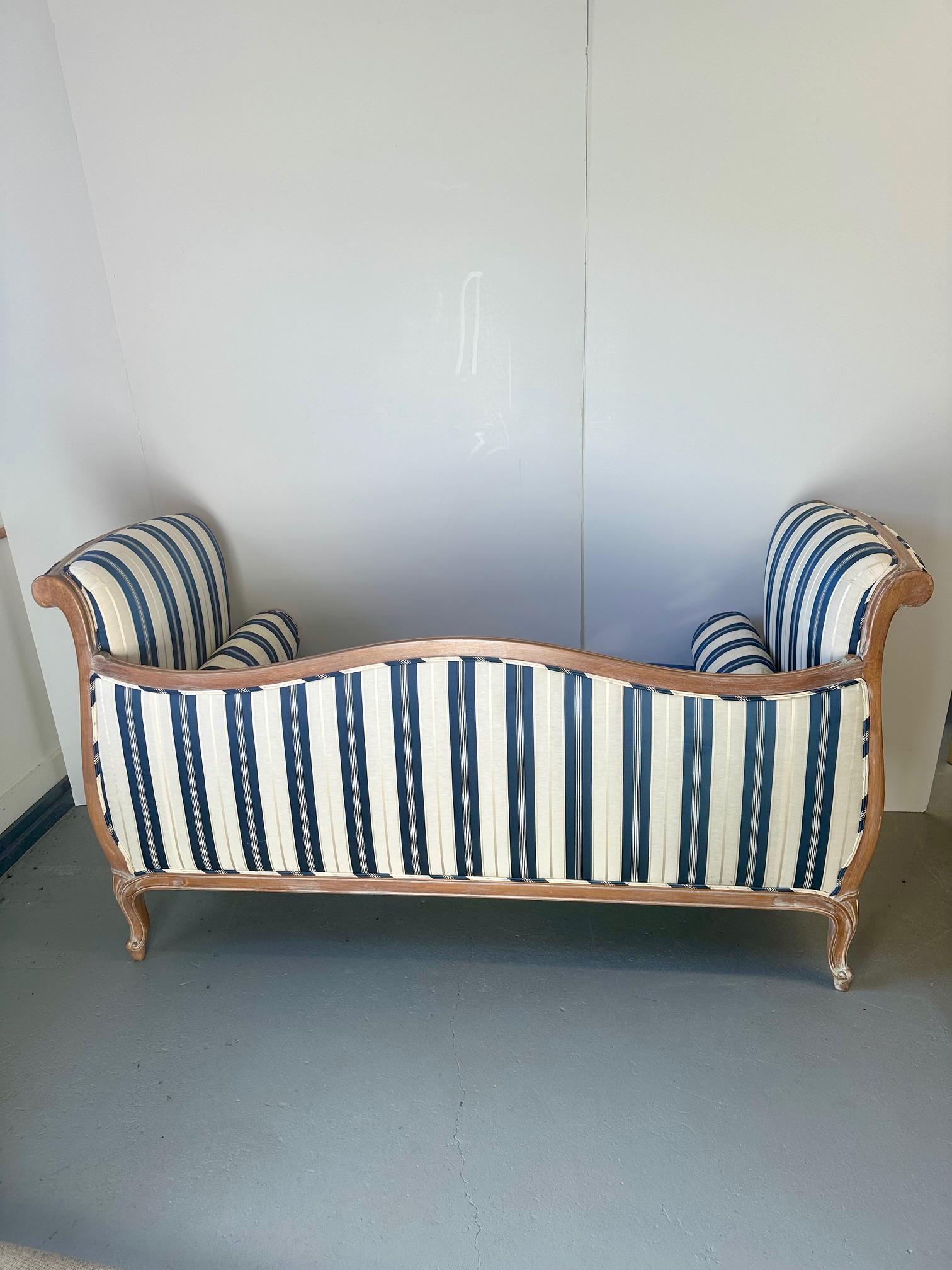 Fauteuil de style français en bois cérusé avec revêtement bleu et blanc mis à jour 6