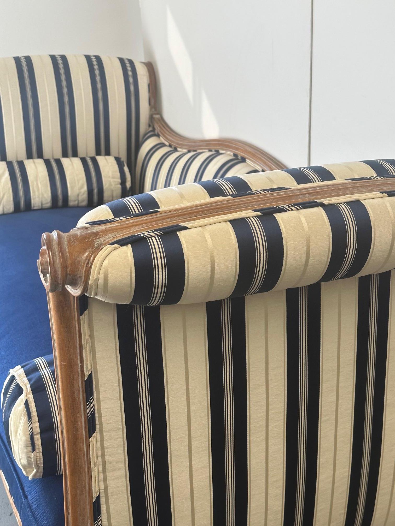 Provincial français Fauteuil de style français en bois cérusé avec revêtement bleu et blanc mis à jour