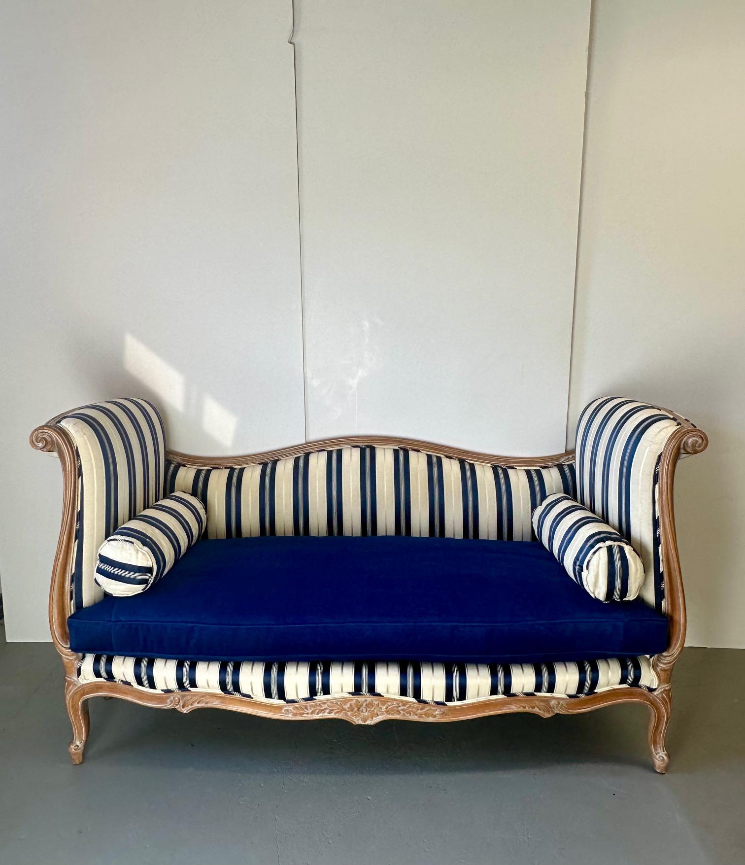 Américain Fauteuil de style français en bois cérusé avec revêtement bleu et blanc mis à jour