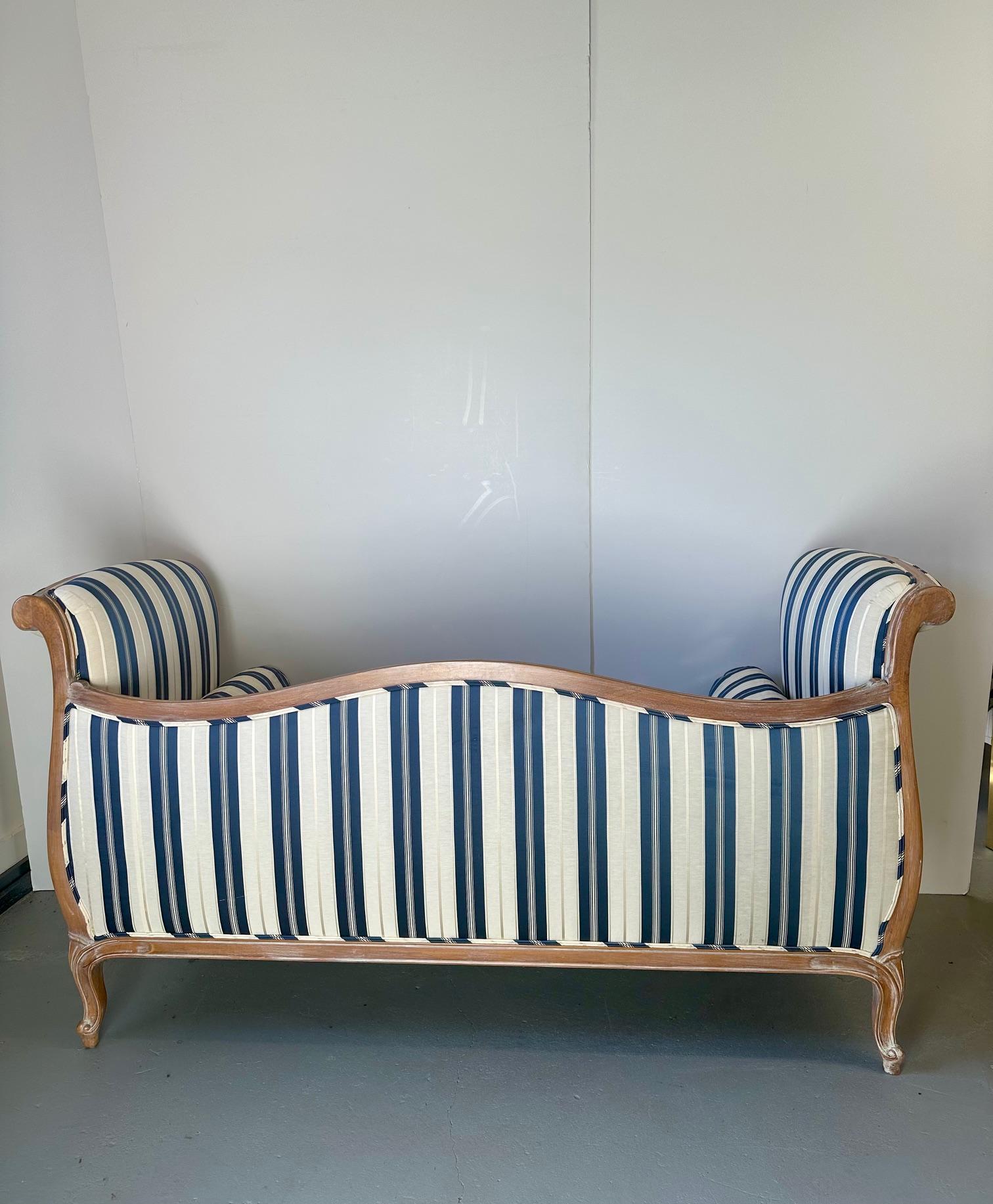 Fauteuil de style français en bois cérusé avec revêtement bleu et blanc mis à jour Bon état à Hopewell, NJ