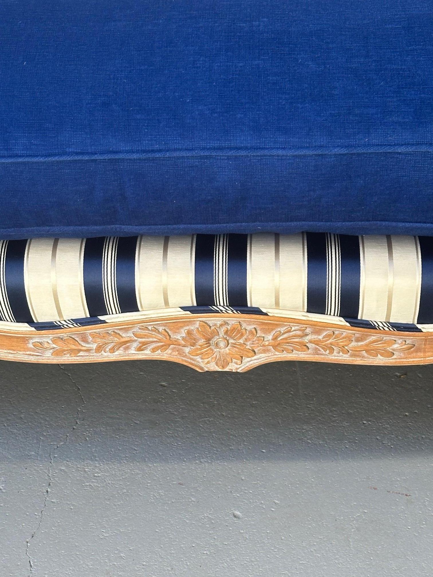 XXIe siècle et contemporain Fauteuil de style français en bois cérusé avec revêtement bleu et blanc mis à jour