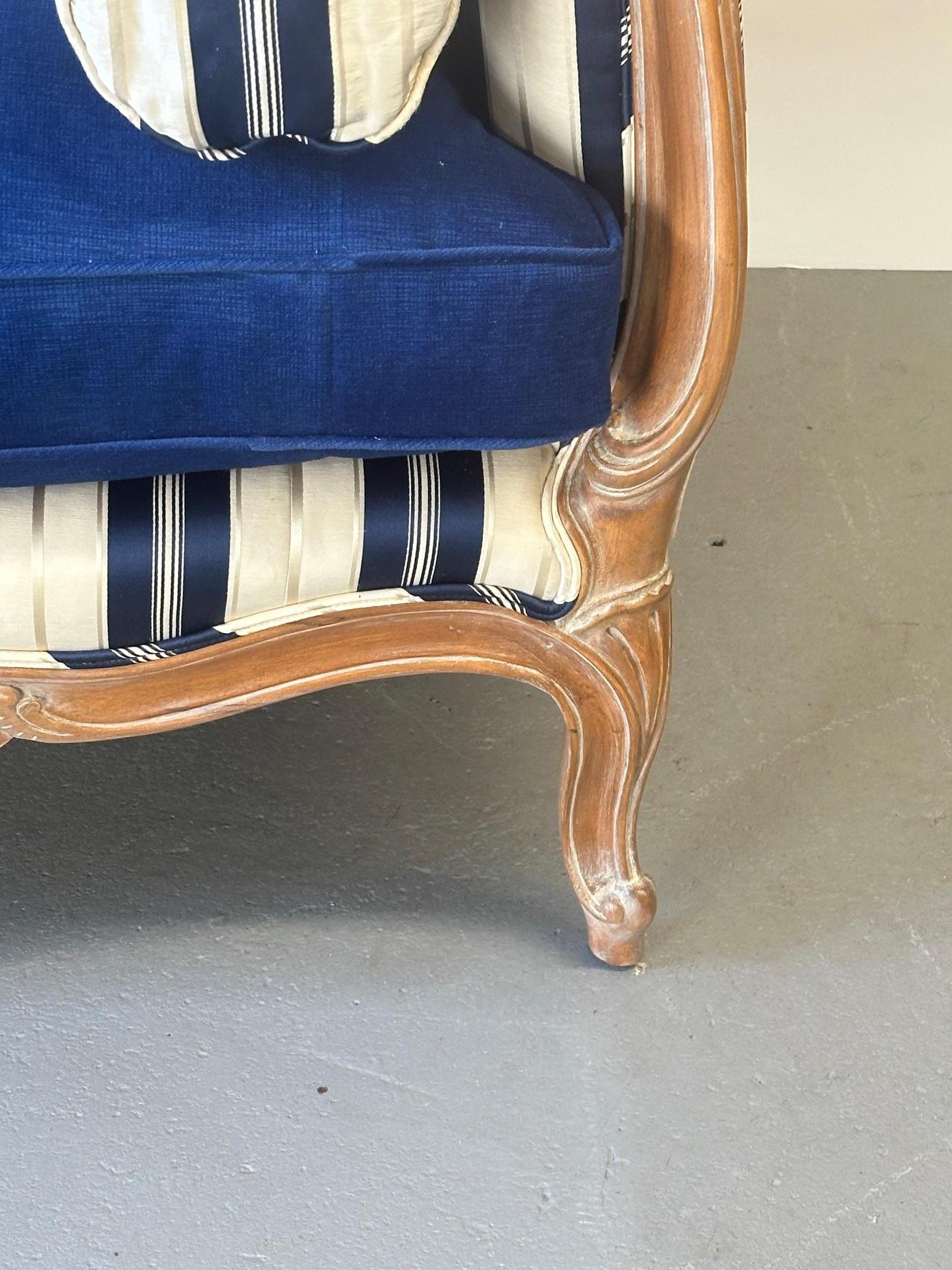 Tissu d'ameublement Fauteuil de style français en bois cérusé avec revêtement bleu et blanc mis à jour
