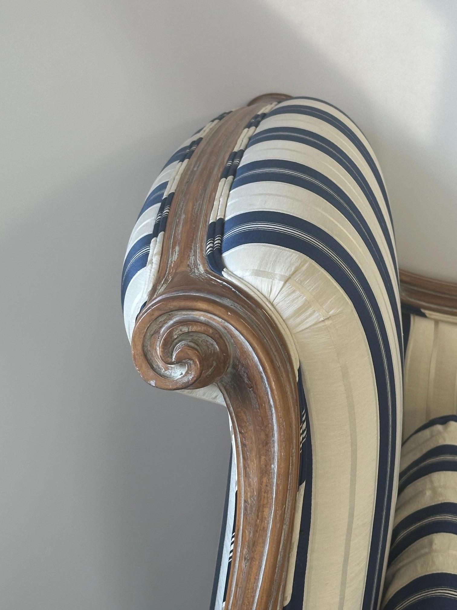 Fauteuil de style français en bois cérusé avec revêtement bleu et blanc mis à jour 1