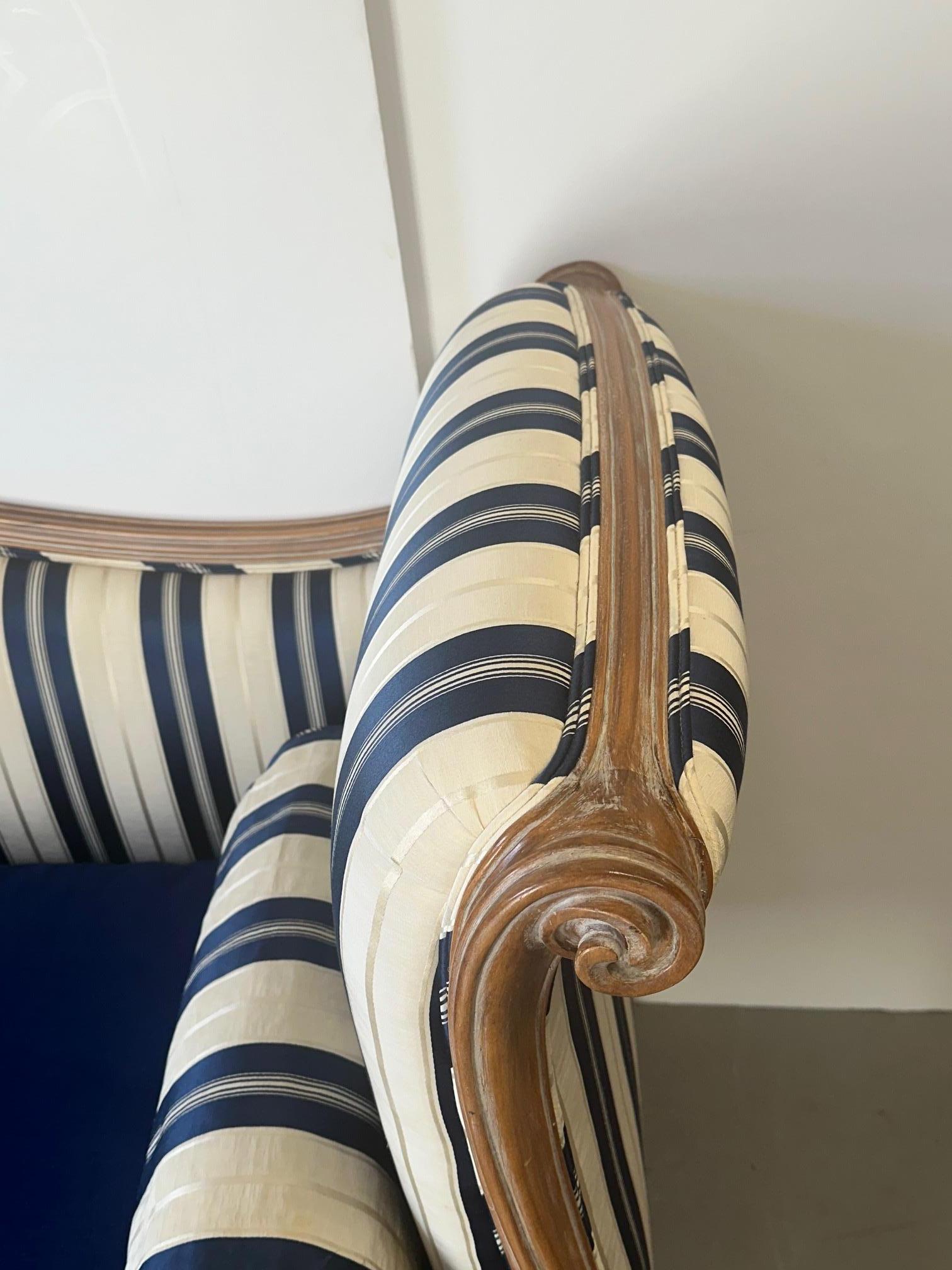 Fauteuil de style français en bois cérusé avec revêtement bleu et blanc mis à jour 2