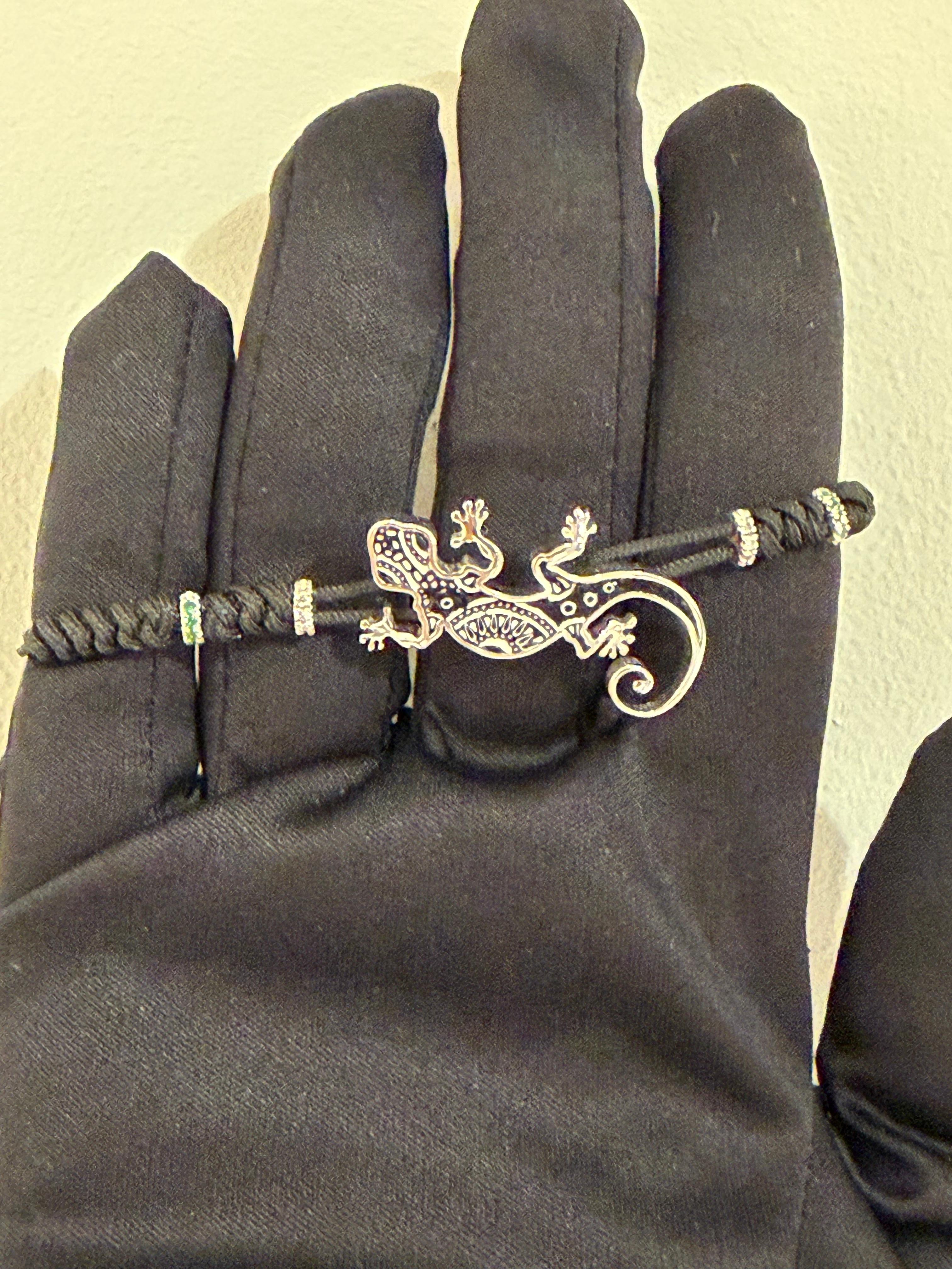 Les artistes de la micro-mosaïque ont tissé à la main de minuscules tiges d'émail vénitien obtenues par la fusion à haute température de neuf couleurs de base avec de la poussière de diamant, réalisant ainsi des combinaisons infinies de tons et de