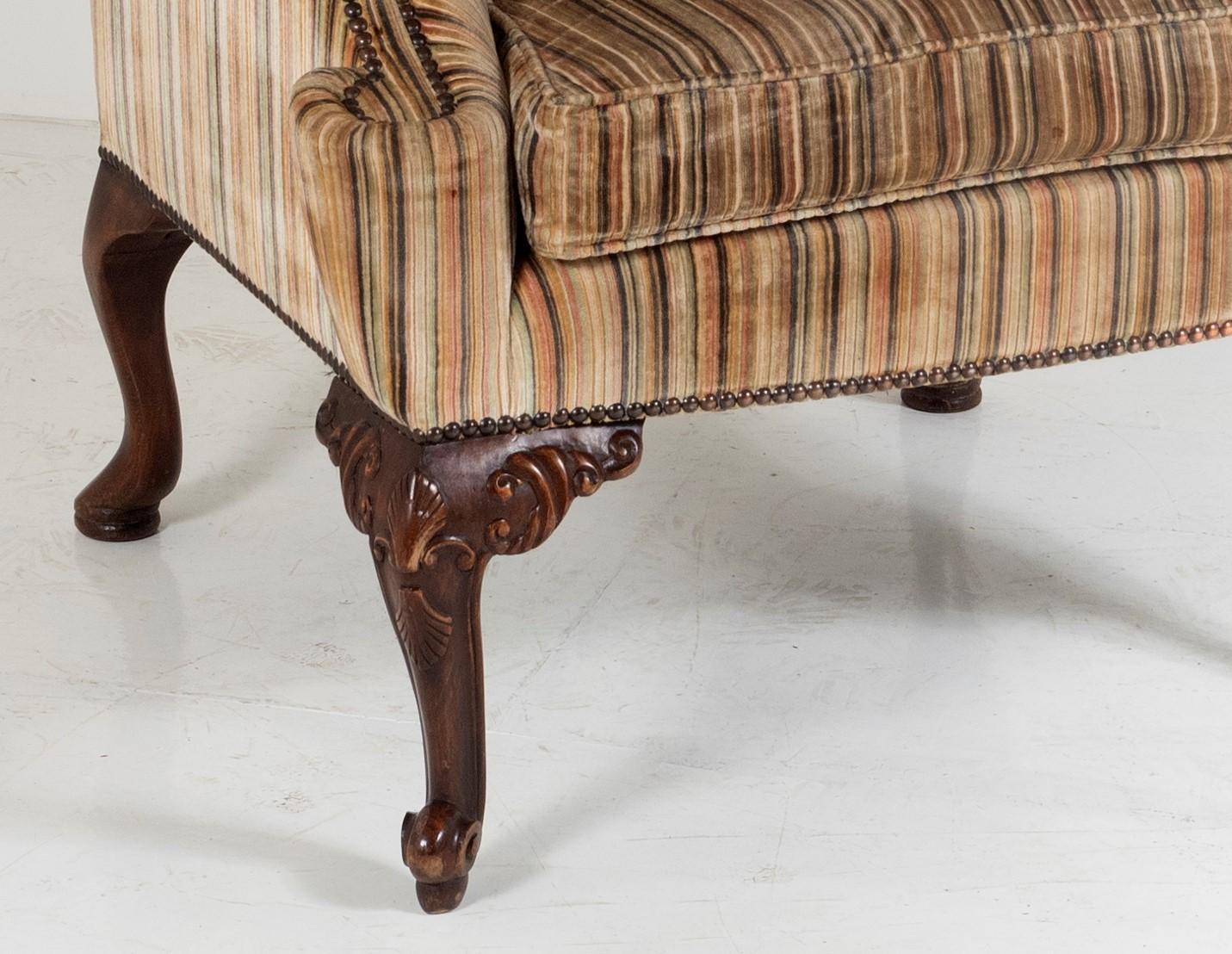 Stilvoller Sessel mit Flügelrückenlehne im George-III-Stil und original gestreifter Polsterung (Britisch) im Angebot