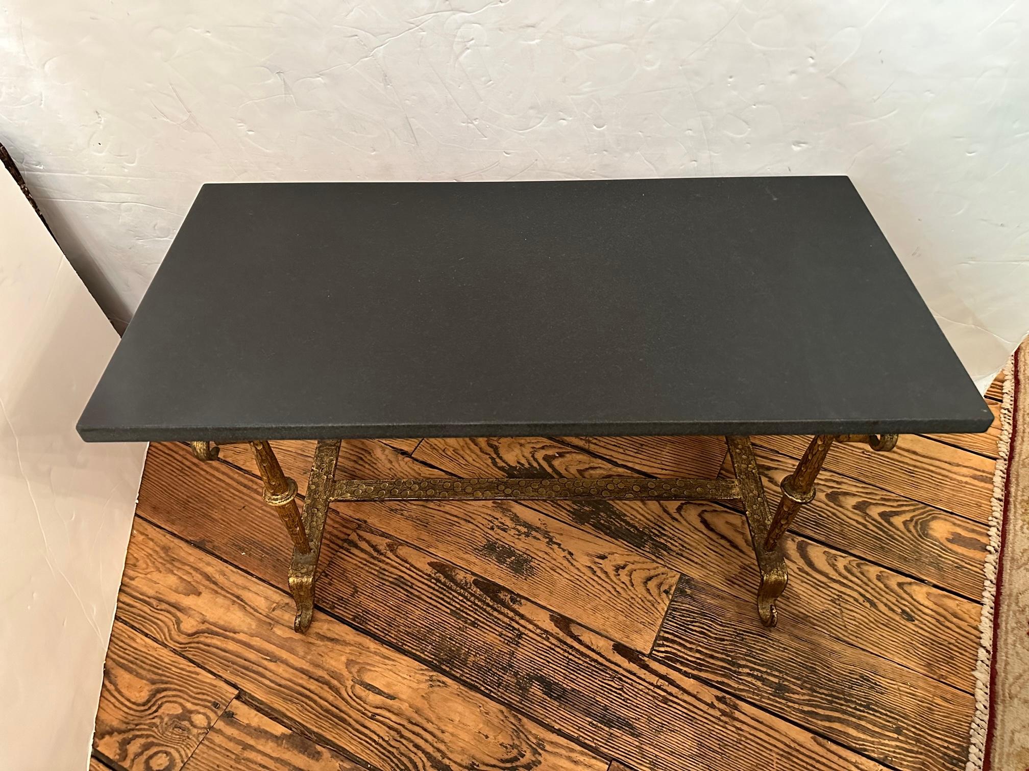 Doré Petite table de cocktail élégante en Giltiron avec plateau en marbre noir en vente