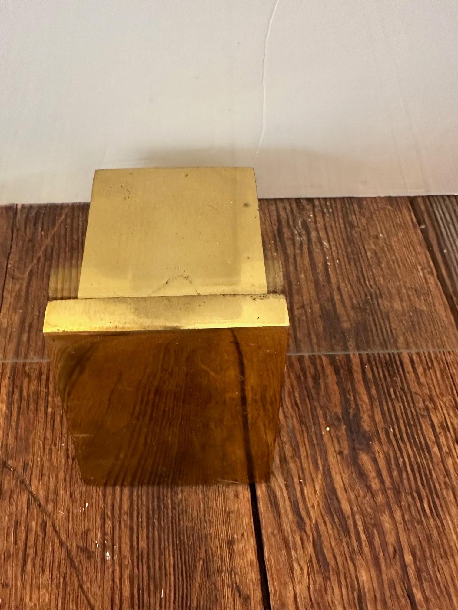 Paravento per caminetto moderno in vetro e ottone con due
strisce smerigliate su tre lati.

Mitchell