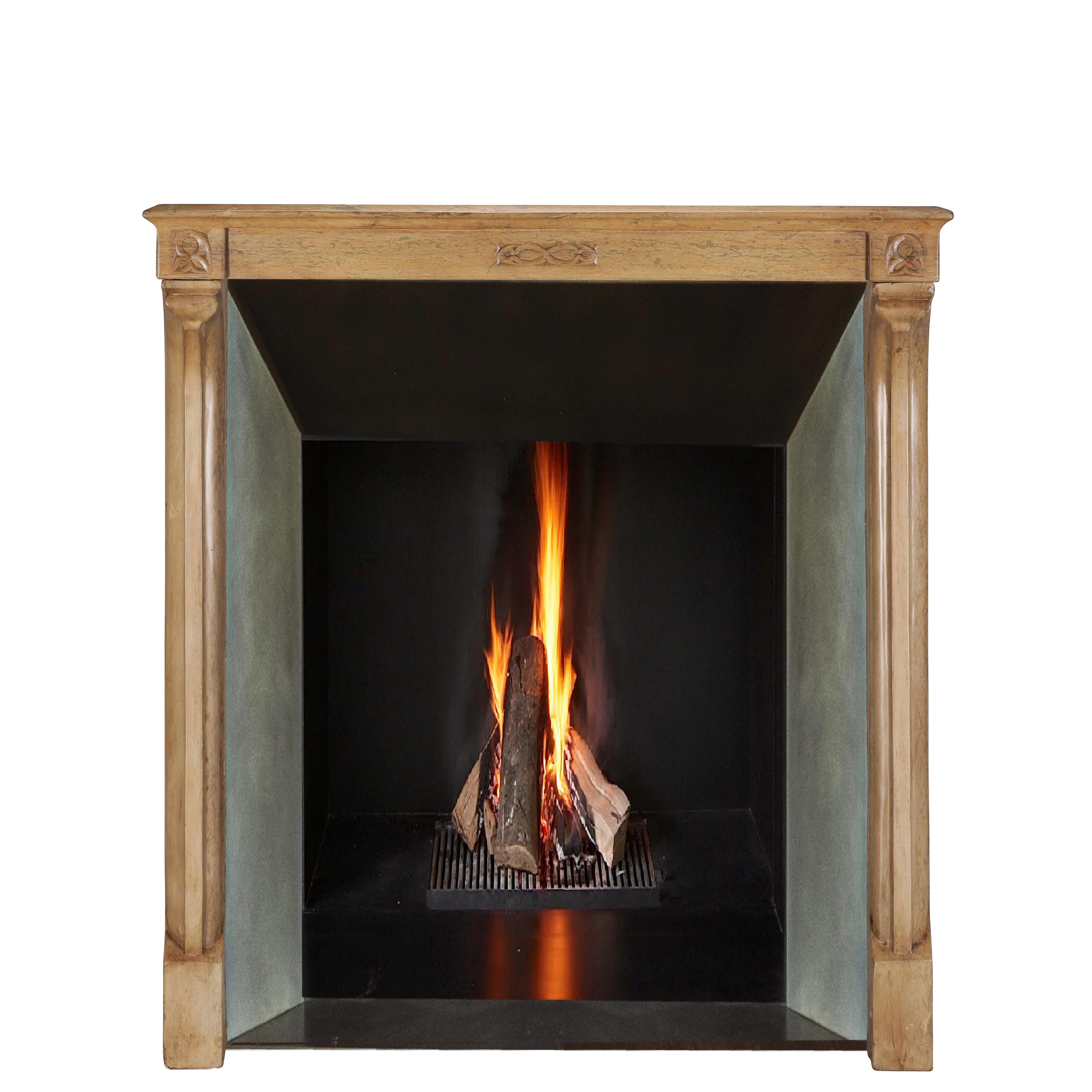 Schlanker, dekorativer Kamin aus Kalkstein aus Frankreich. 
Zeitloses Design mit gotisch anmutenden Gestaltungsdetails. 
Perfekt, um ein authentisches Interieur zu schaffen. 
Abmessungen:
130 cm Äußere Breite 51,18 Zoll
140 cm Äußere Höhe 55,12