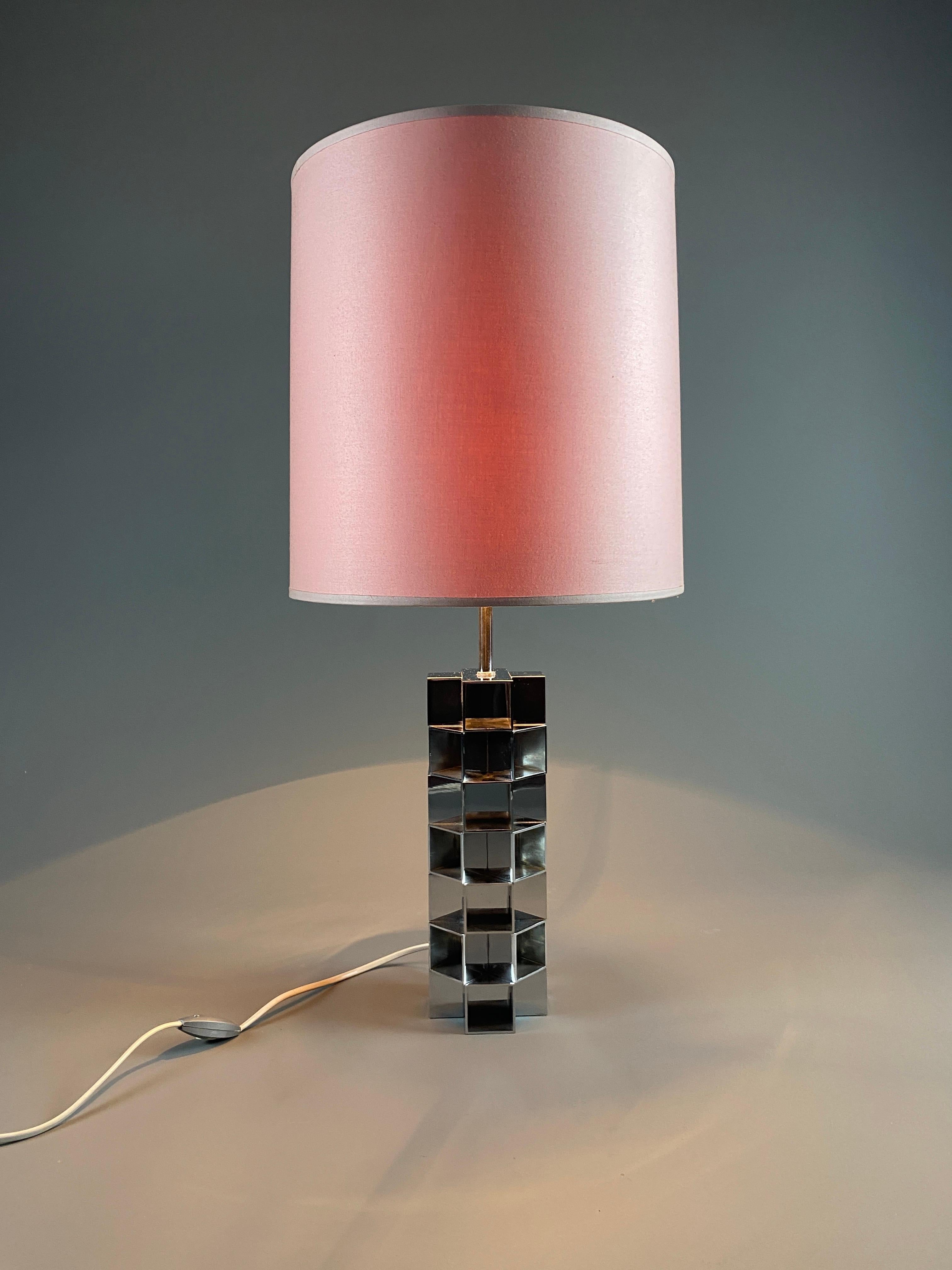 Timeless Elegance: Hollywood Regency Table Lamps in the Style of Maison Jansen

Enhance your interior with this stunning pair of Hollywood Regency chrome-plated table lamps, designed in the iconic style of Maison Jansen. These pieces embody