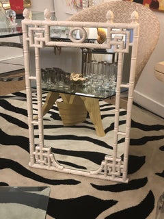 Miroir élégant en faux bambou blanc vintage Hollywood Regency par Turner