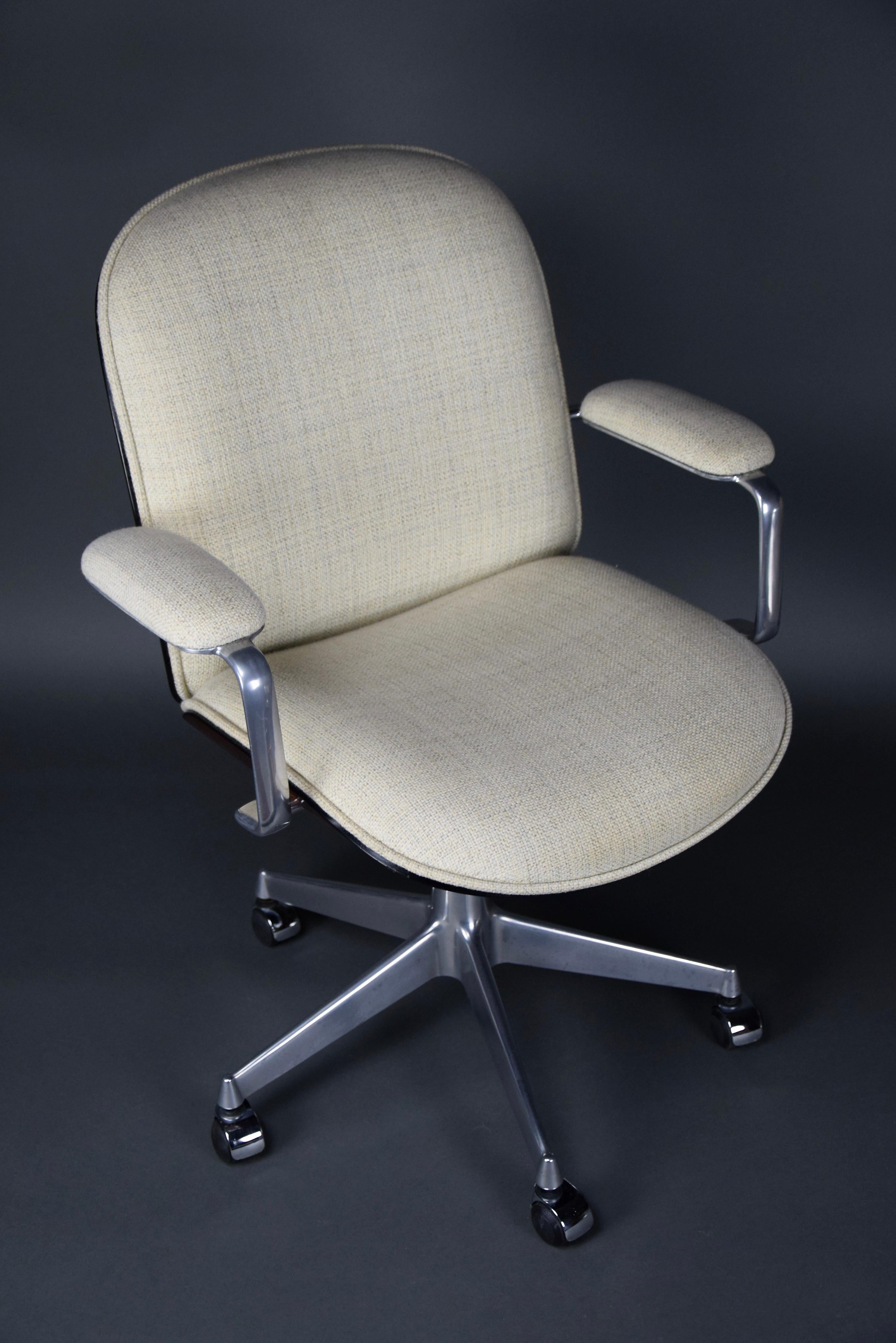 Rehaussez votre espace de bureau avec cette rare chaise de bureau moderne du milieu du siècle dernier, conçue par le célèbre Ico Parisi pour MIM Rome, en Italie.

Cette chaise n'est pas seulement élégante, elle est aussi une œuvre d'art qui sera le