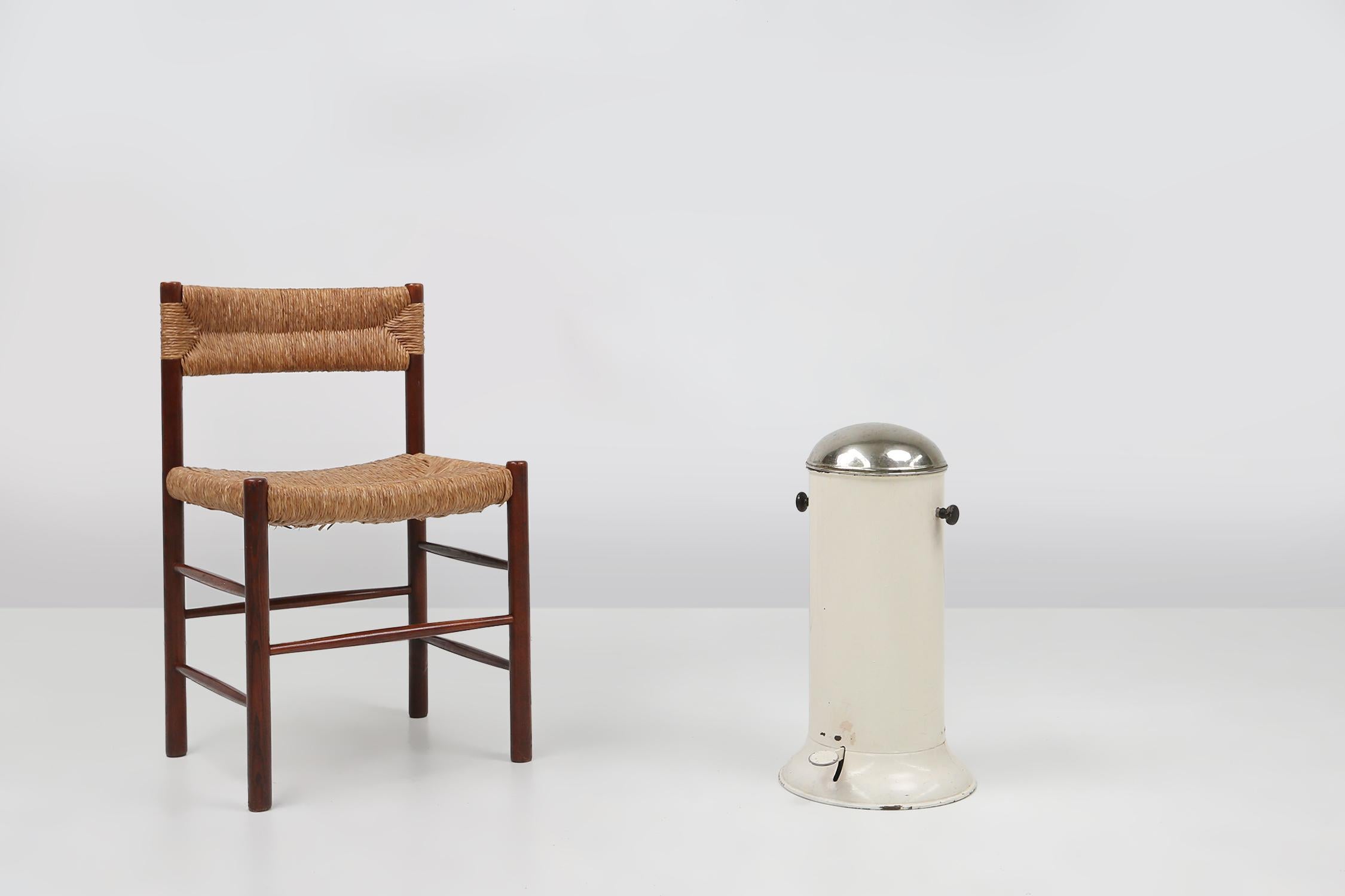 Belgium / 1950 / garbage can / metal / industrial / vintage 

A sleek designed fifties garbage/trash can, made in Belgium. Chromed lid raised model with off white painted metal container and metal inner bin. On each side a wooden handle and metal