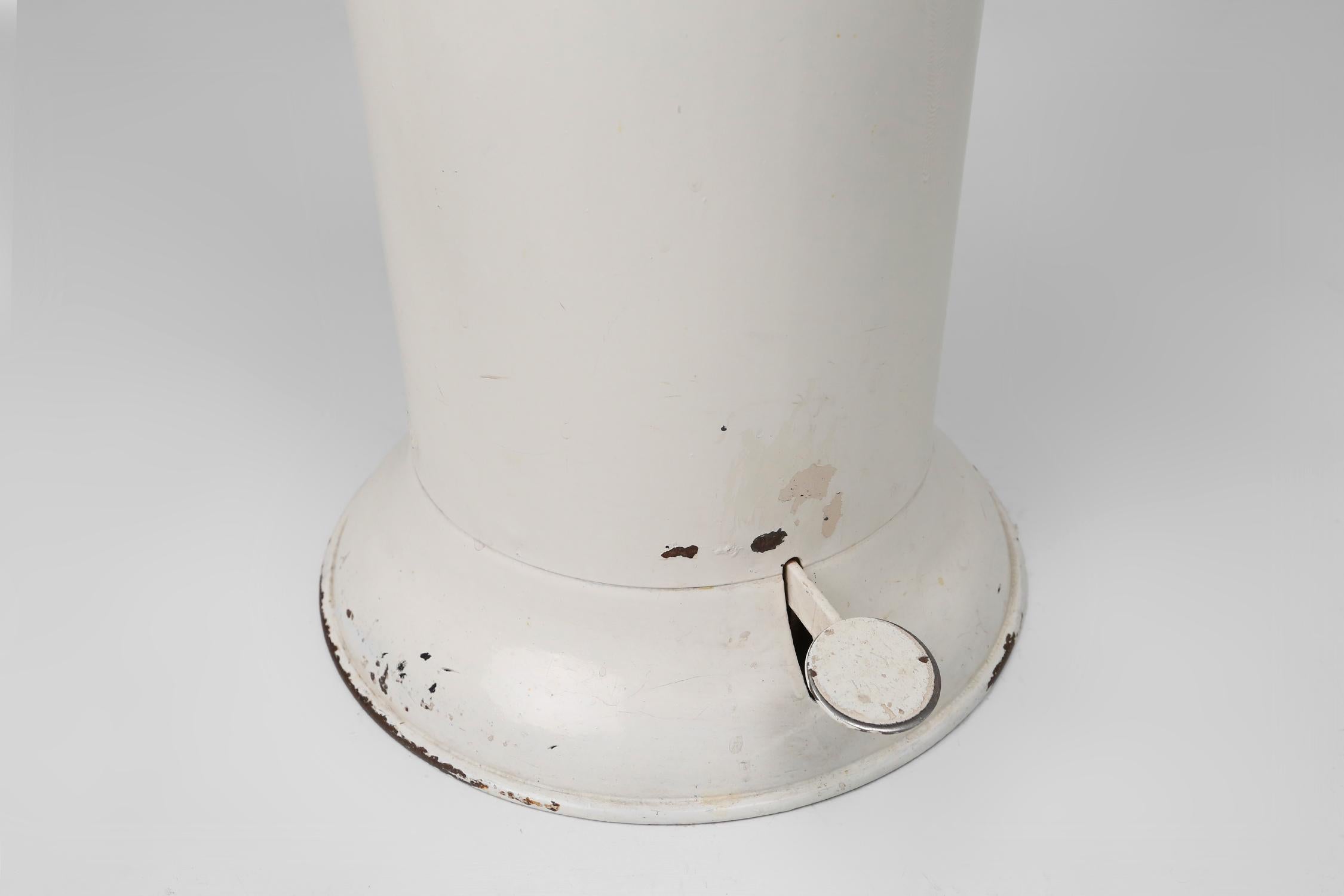 Stylish industrial off white metal garbage can, Belgium 1950s In Good Condition In Meulebeke, BE