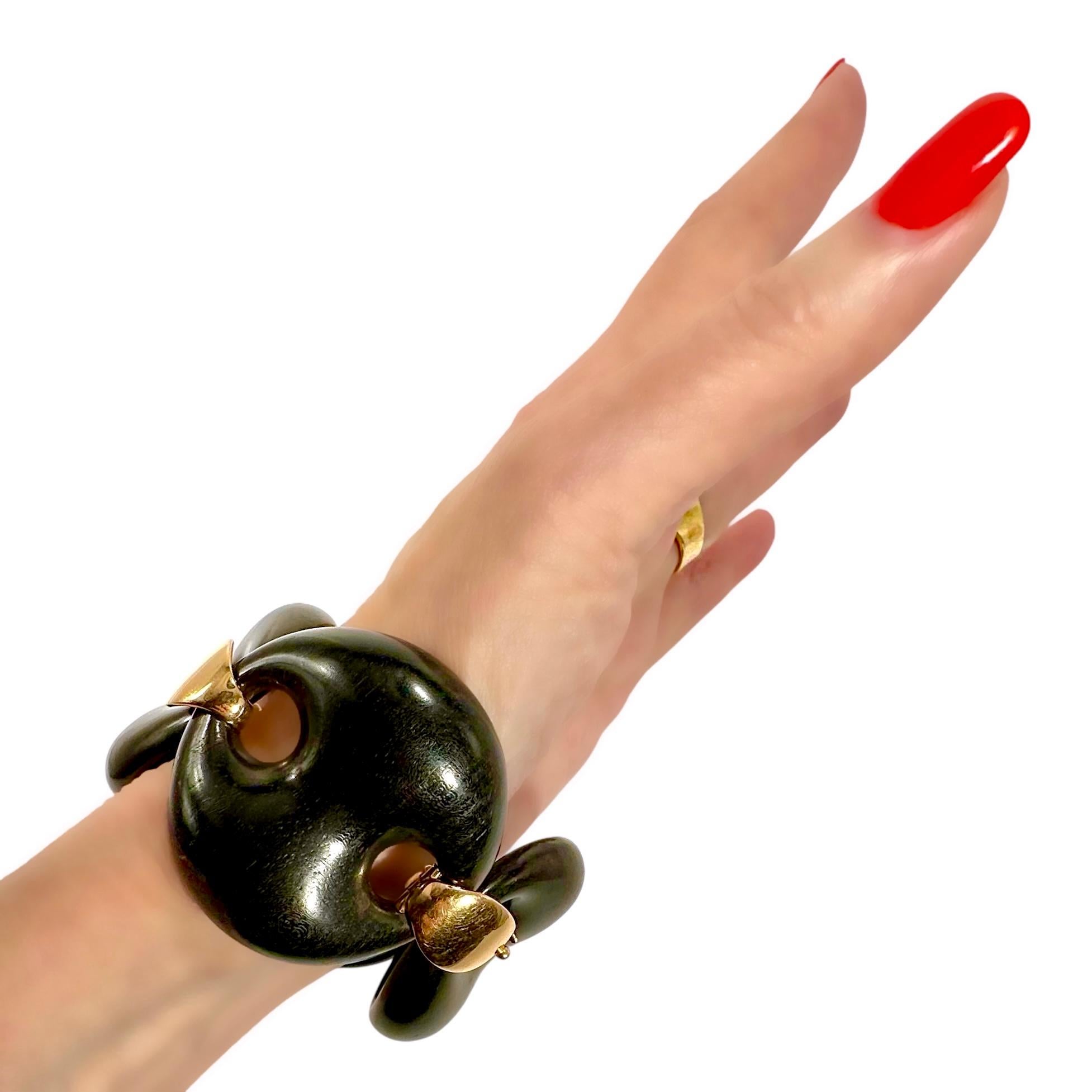 Elegante pulsera italiana de eslabones de oro amarillo de 18 quilates y ébano de 1,75 pulgadas de ancho by Oromalia en venta 9