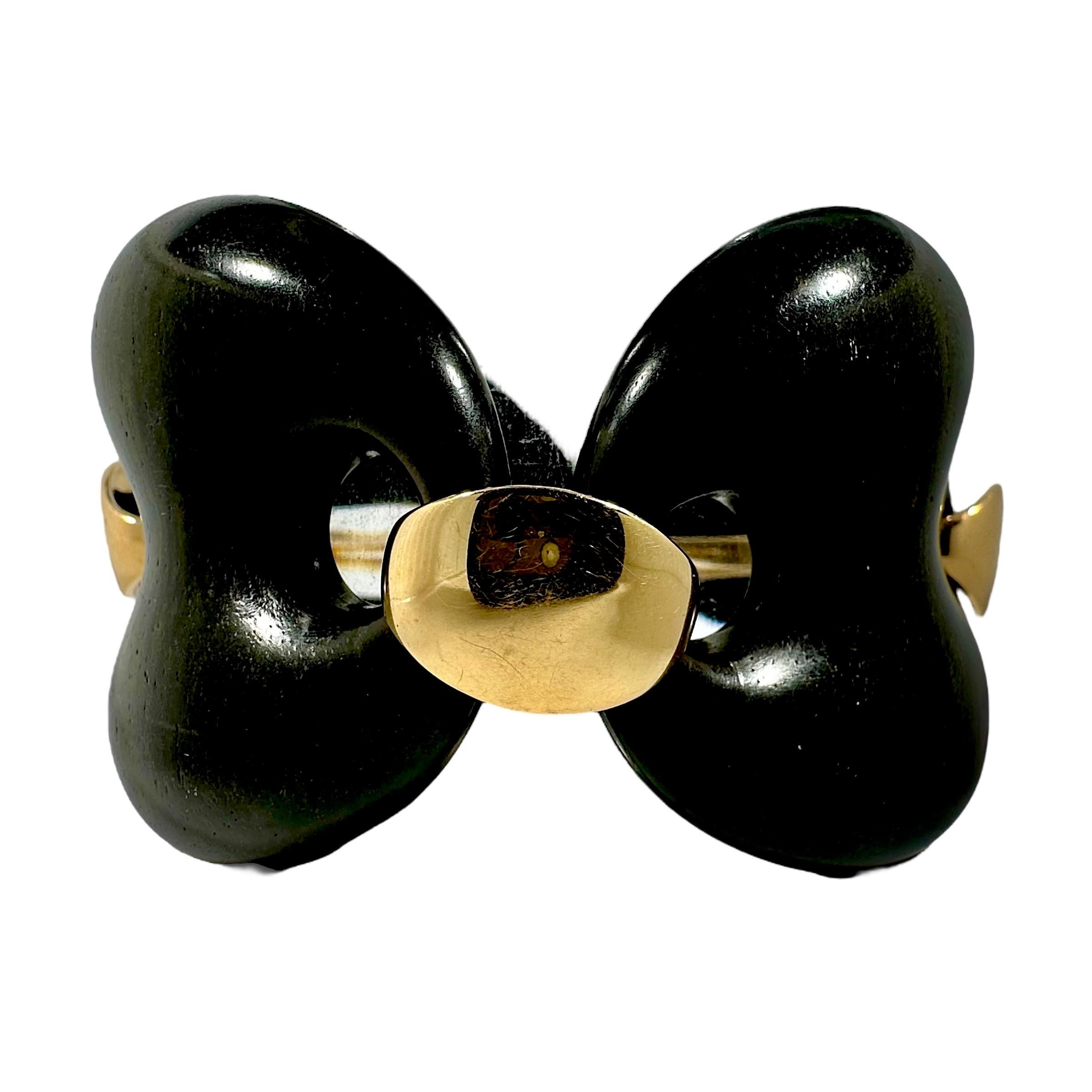 Femenino o masculino Elegante pulsera italiana de eslabones de oro amarillo de 18 quilates y ébano de 1,75 pulgadas de ancho by Oromalia en venta