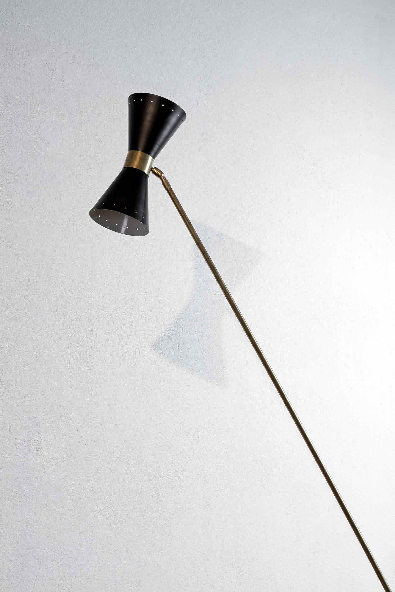 Stylish Italian 1950s Stilnovo floor lamp. The shade for two bulbs. Black painted metal and polished brass.

Perfect working order, rewired.