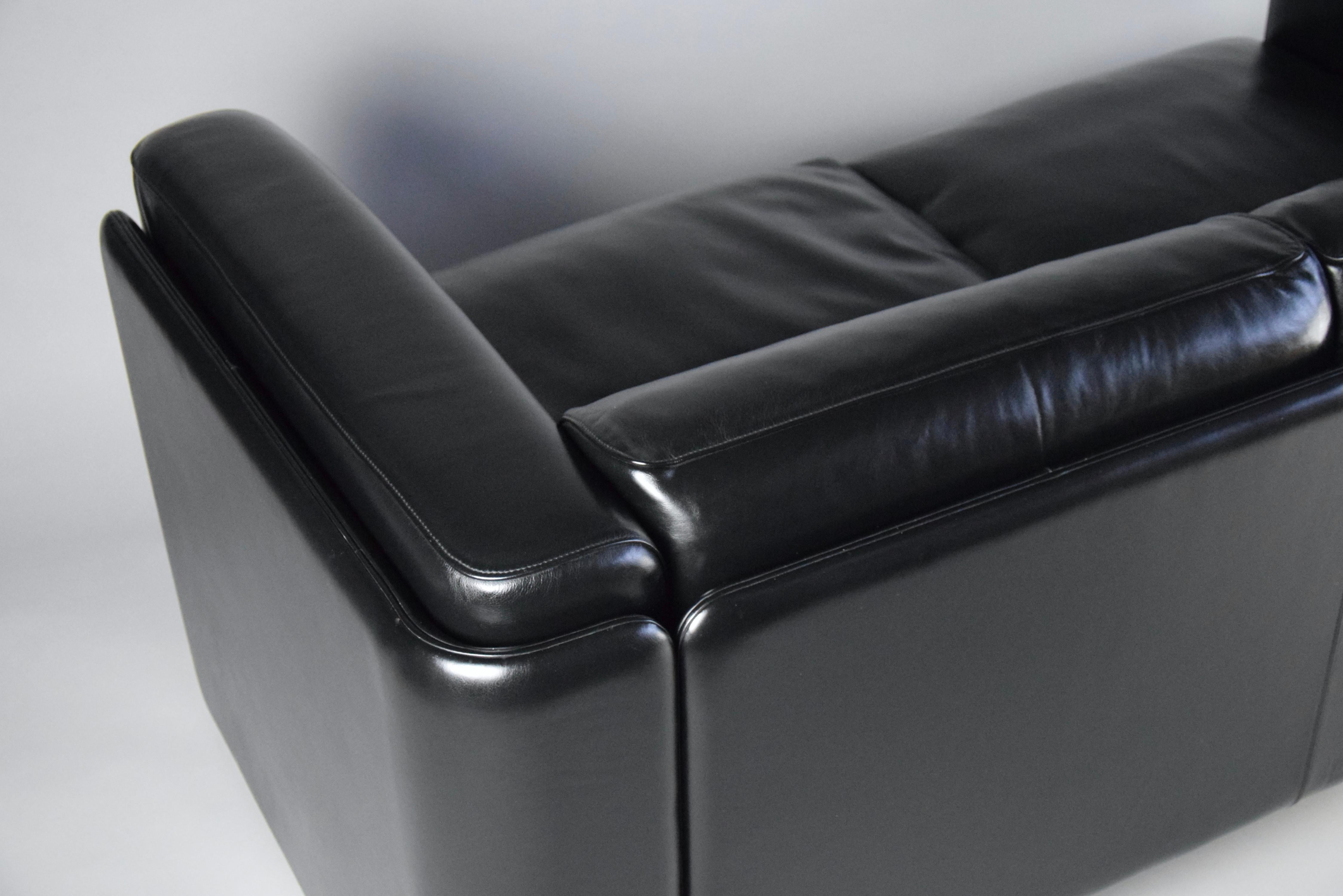 Zeitloser Luxus: Tito Agnolis italienisches Zweisitzer-Sofa aus schwarzem Leder aus den 1980er Jahren von Poltrona Frau

Erleben Sie den Inbegriff von Raffinesse mit diesem italienischen Zweisitzer-Sofa aus schwarzem Leder, einem Meisterwerk, das