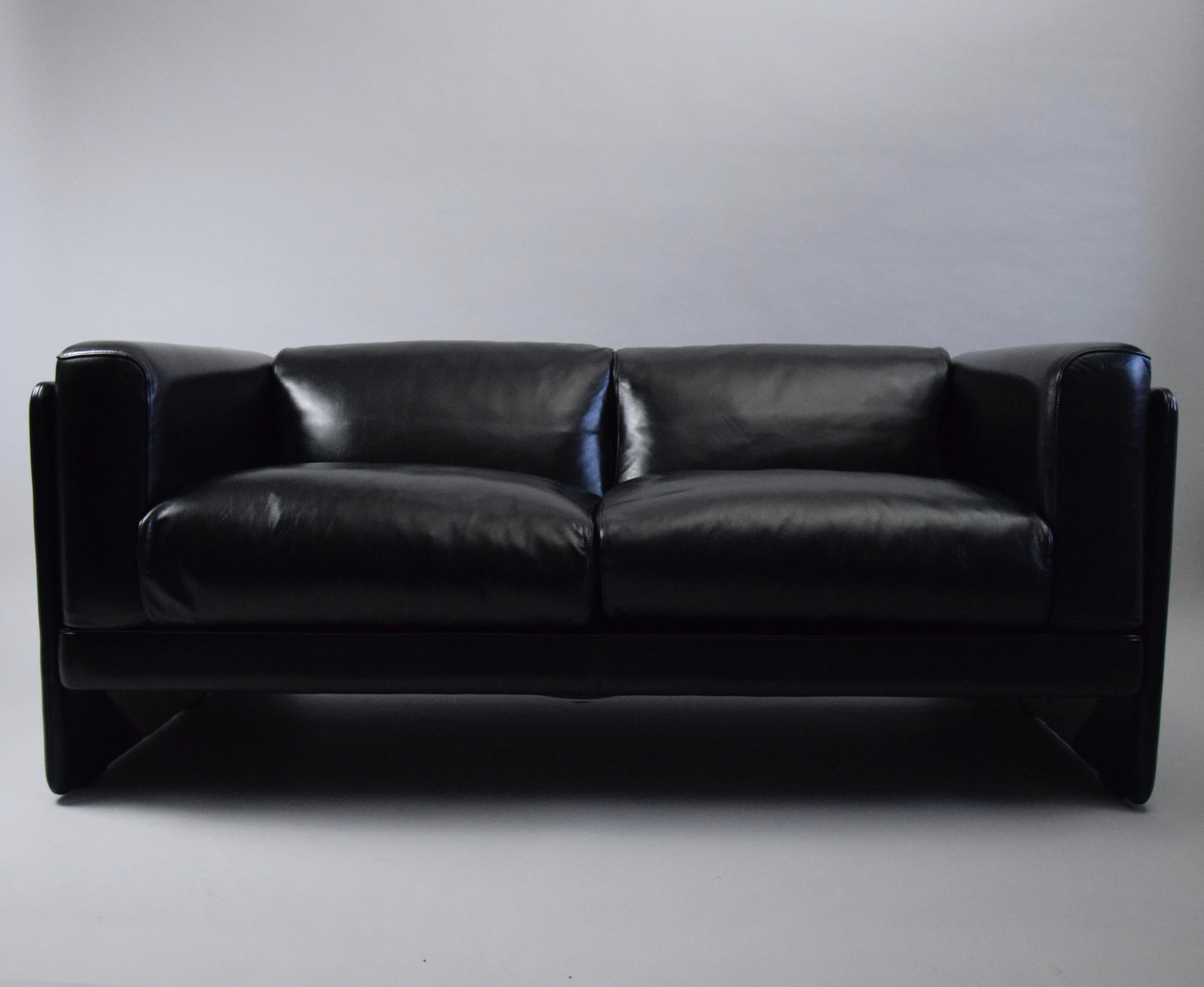 Late 20th Century Tito Agnoli Black Leather Sofa for Poltrona Frau For Sale