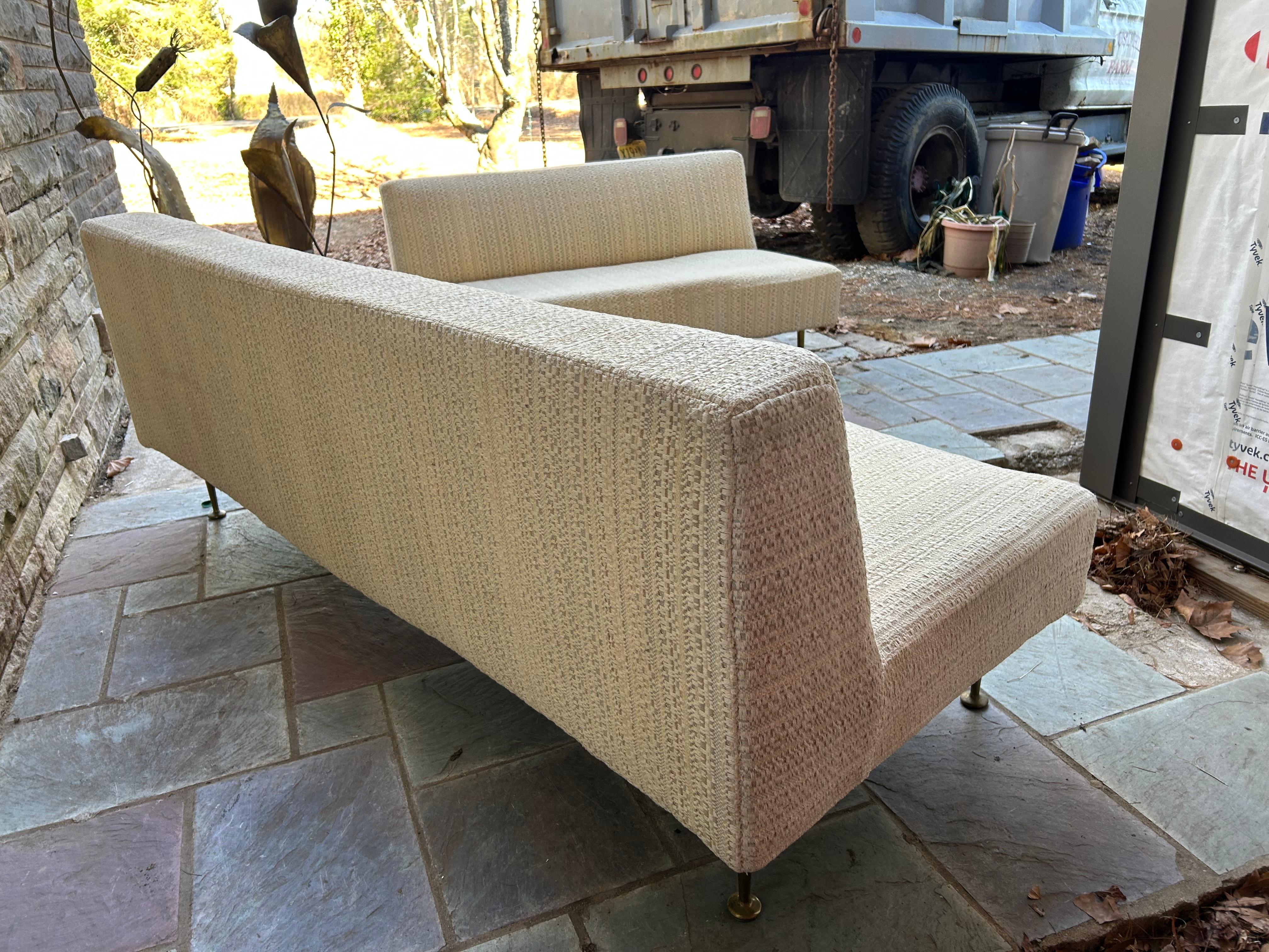 Mid-Century Modern Canapé sectionnel 2 pièces style Gio Ponti italien, pieds en laiton, Mid-Century en vente