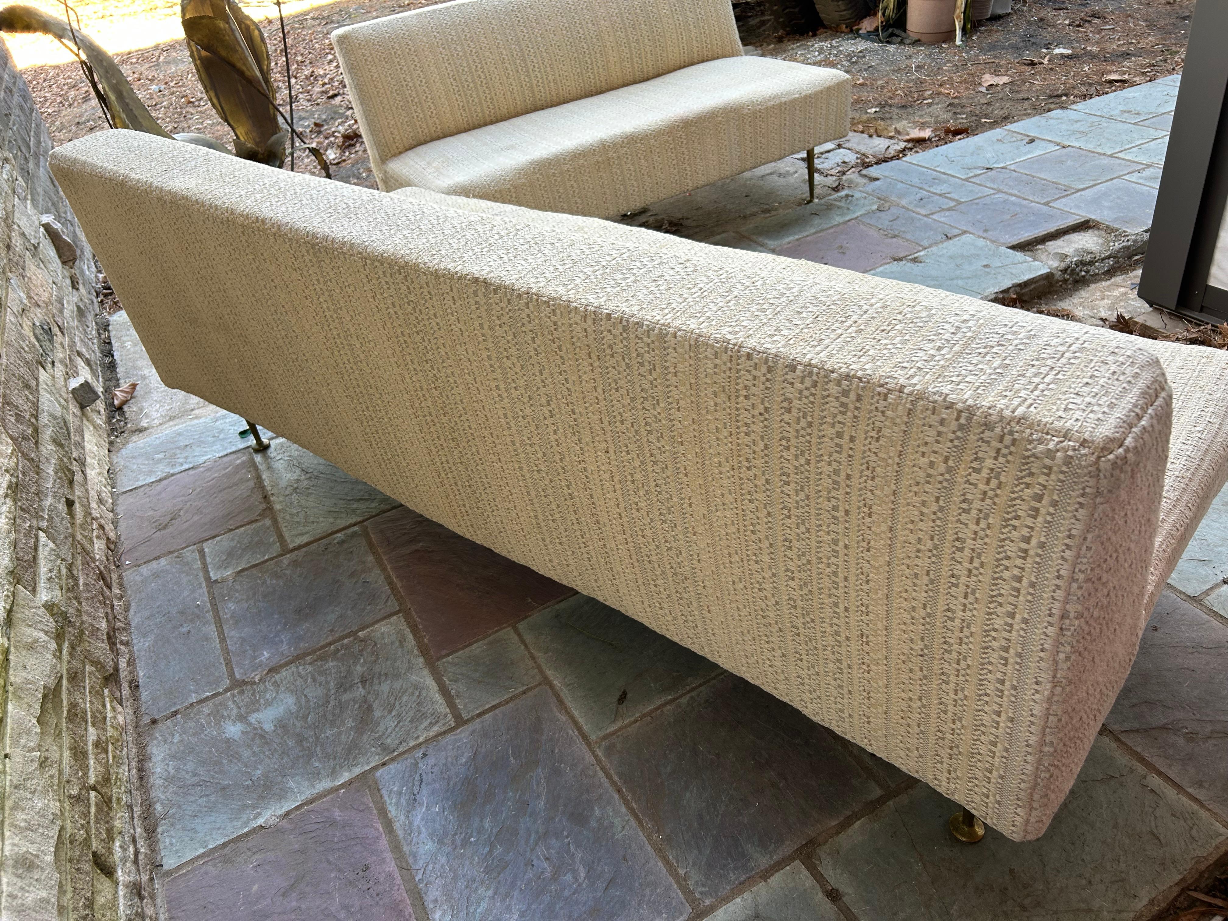 Canapé sectionnel 2 pièces style Gio Ponti italien, pieds en laiton, Mid-Century Bon état - En vente à Pemberton, NJ