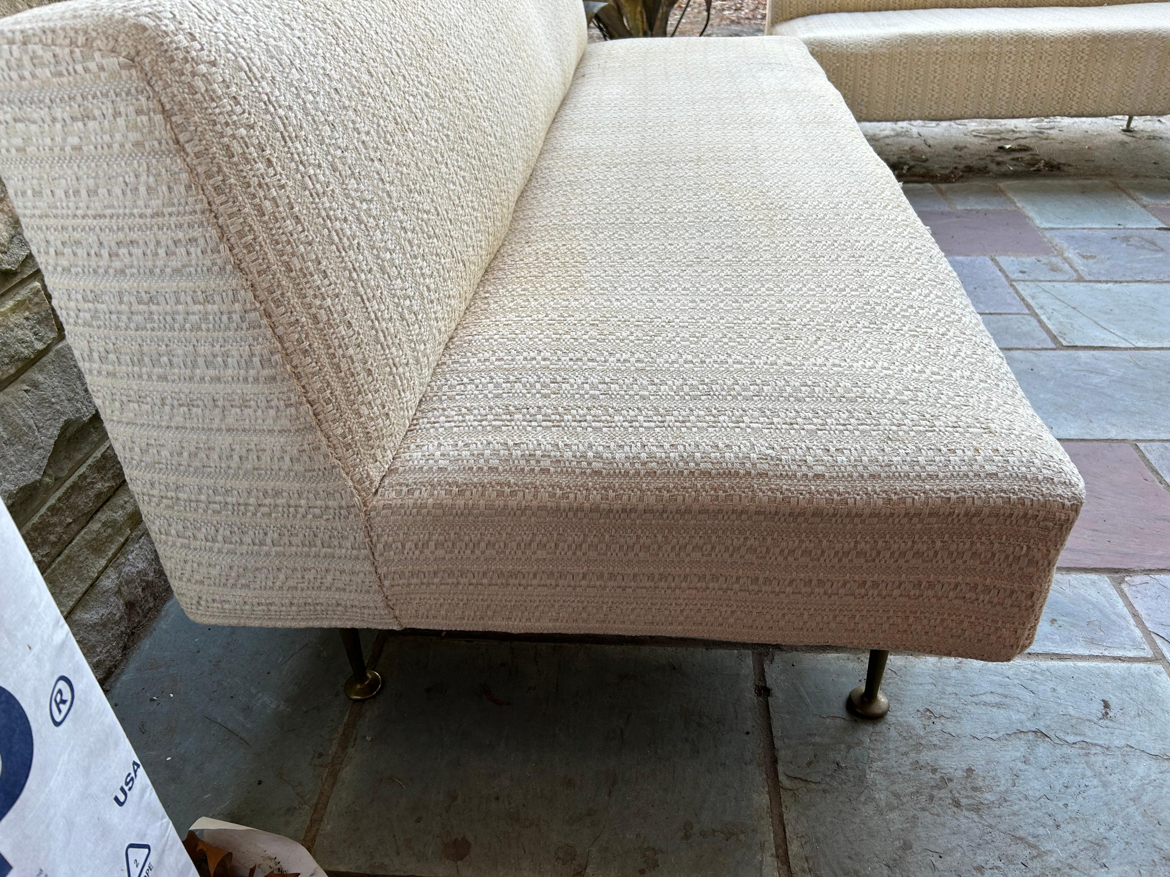 Milieu du XXe siècle Canapé sectionnel 2 pièces style Gio Ponti italien, pieds en laiton, Mid-Century en vente