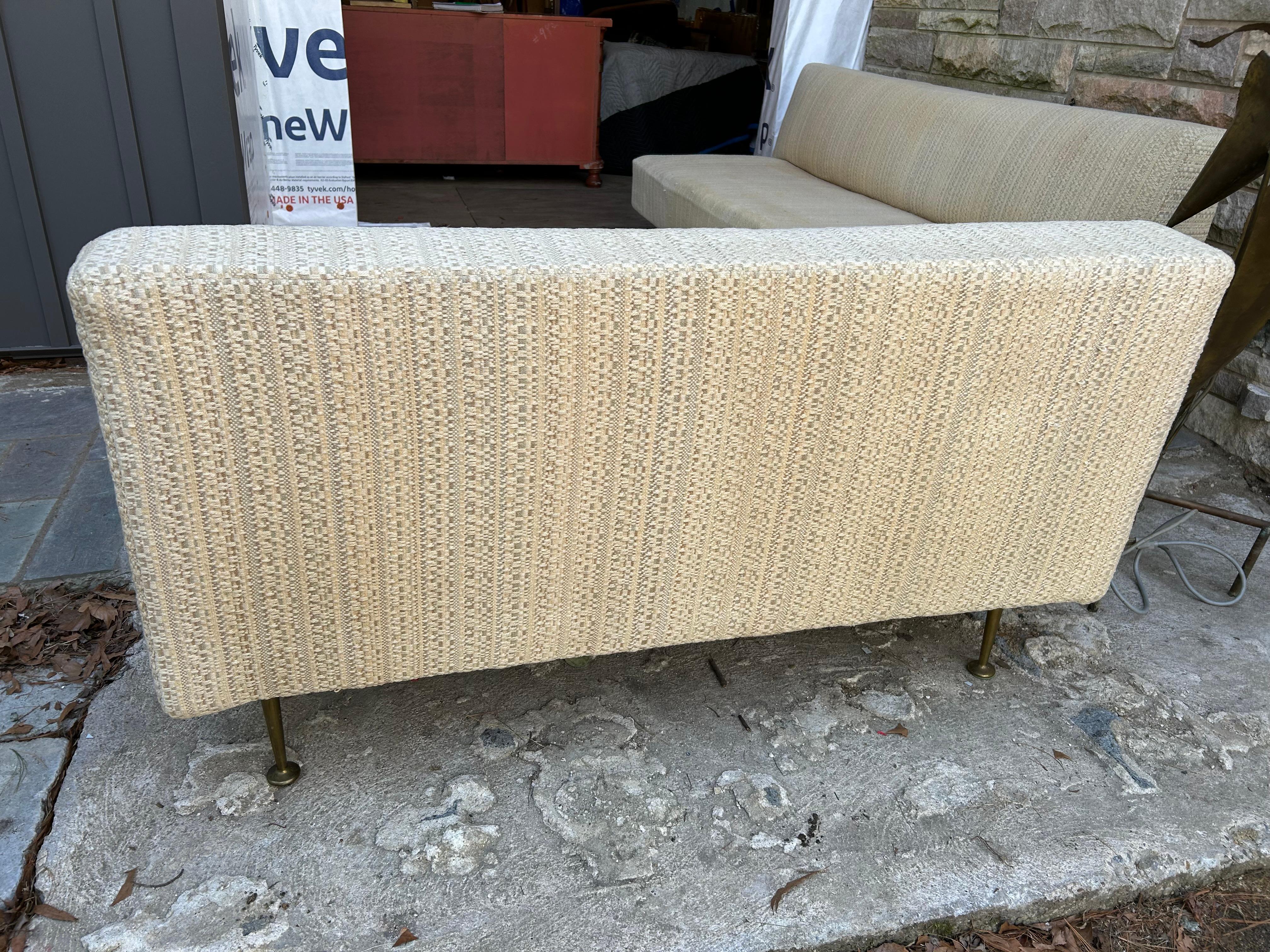 Canapé sectionnel 2 pièces style Gio Ponti italien, pieds en laiton, Mid-Century en vente 3
